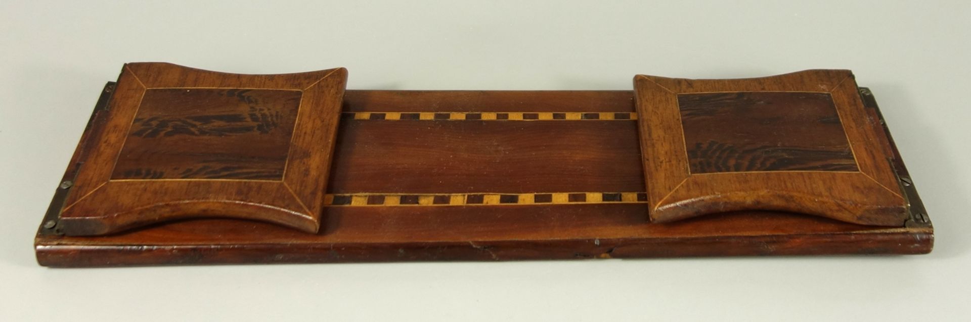 Buchstütze, Holz mit Intarsienbändern, um 1900, furniert, scharnierte Seiten, eine Seiten mit - Bild 2 aus 3