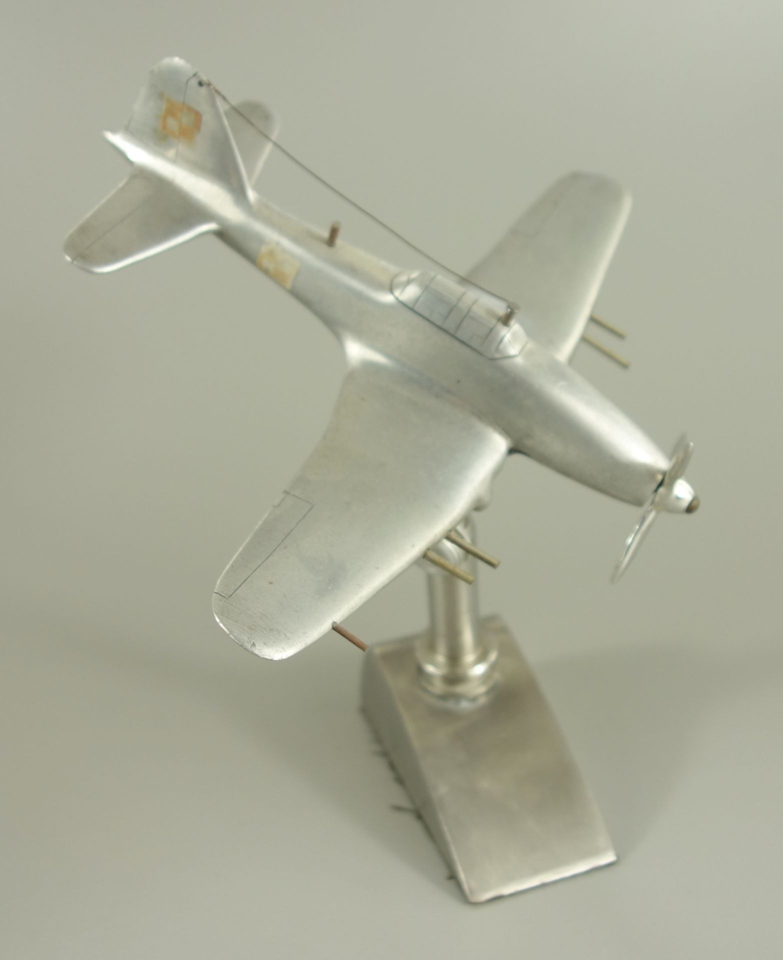 Flugzeugmodell, Aluguss, drehbarer Propeller, auf Ständer montiert, L.17cm, Tragflächenspannweite - Bild 2 aus 2