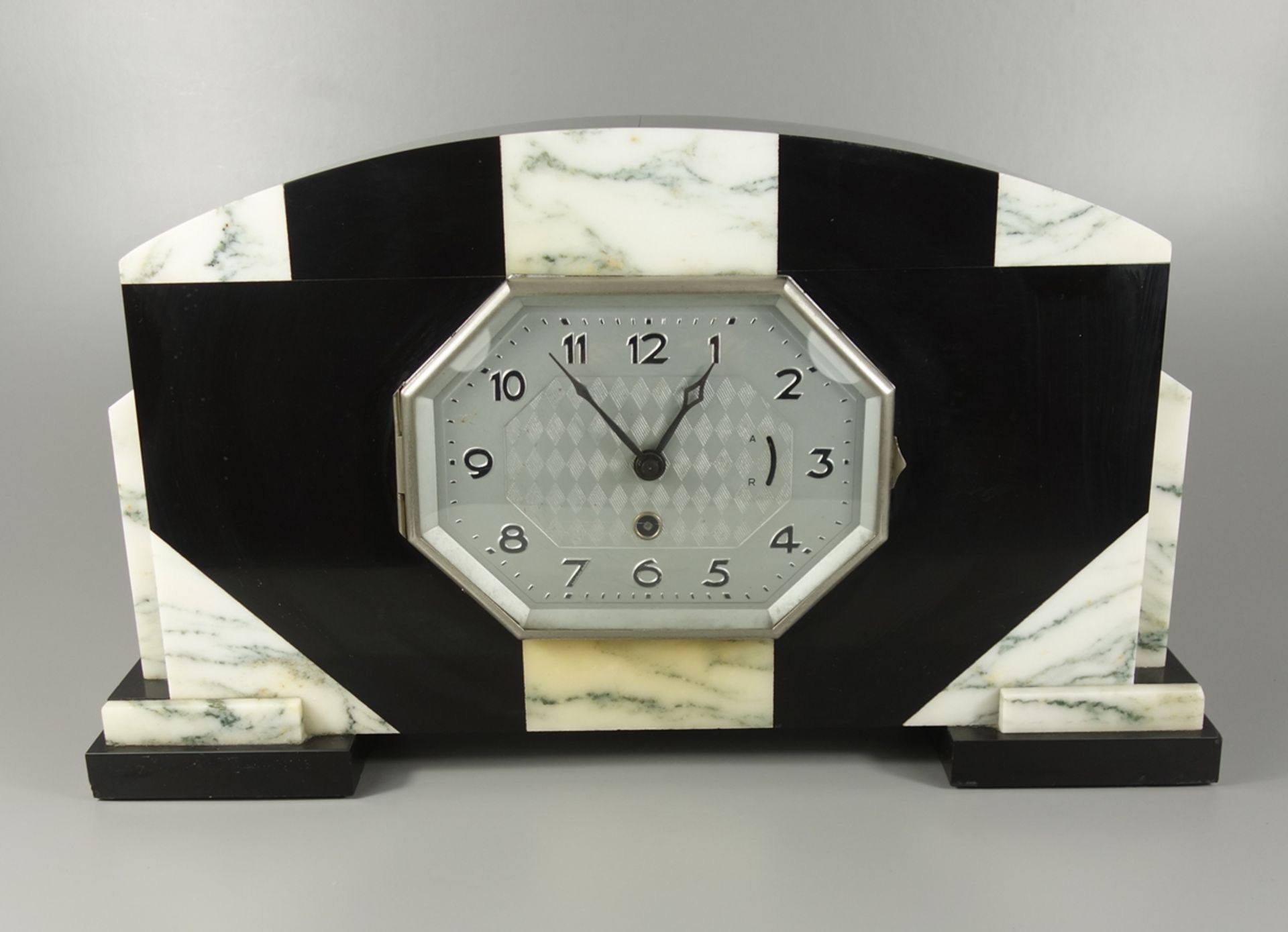 Art-Déco-Uhr mit Beistellern, Frankreich, um 1930/40, geometrisches, zweifarbiges