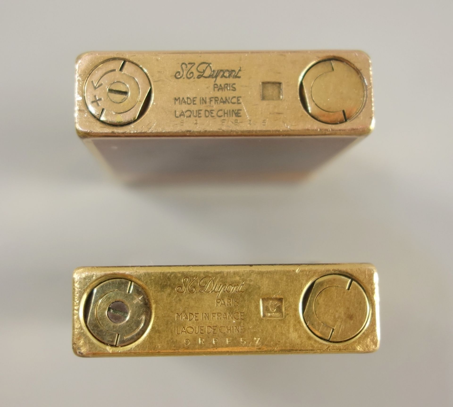 2 Feuerzeuge mit Monogramm, S.T. Dupont, Paris, vergoldet, mit Chinalack, monogrammiert "GB", - Bild 6 aus 6