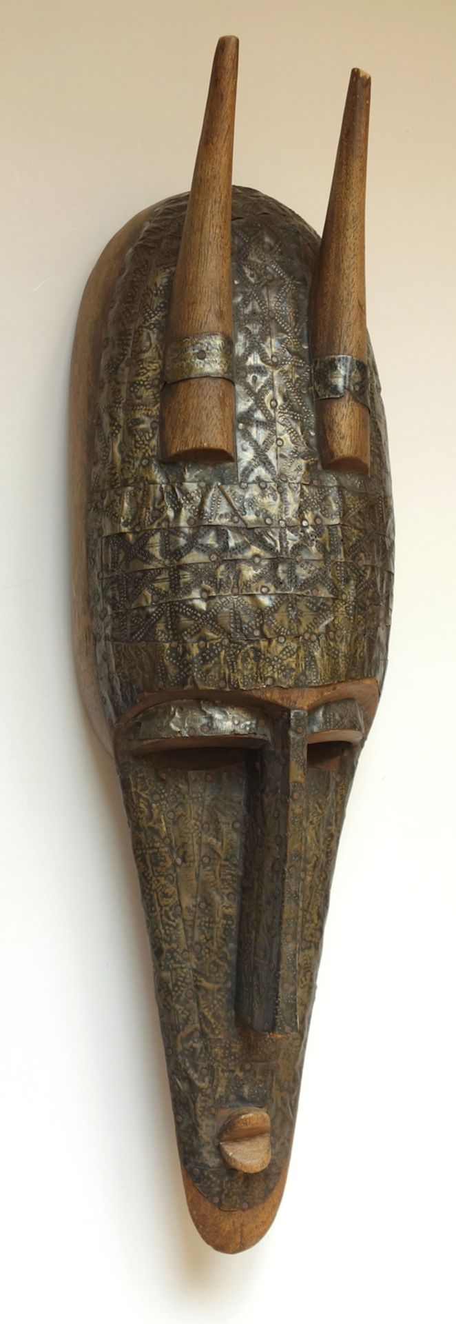 Marka Maske N`domo, Burkina Faso, Holz mit Messingblechbeschlägen, Maße: 73*21cm Marka mask N`domo, - Bild 2 aus 3