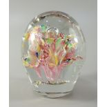 Paperweight, 19. Jh., Klarglas mit eingeschmolzener Blüte und zentraler Luftblase, H.8,5cm,
