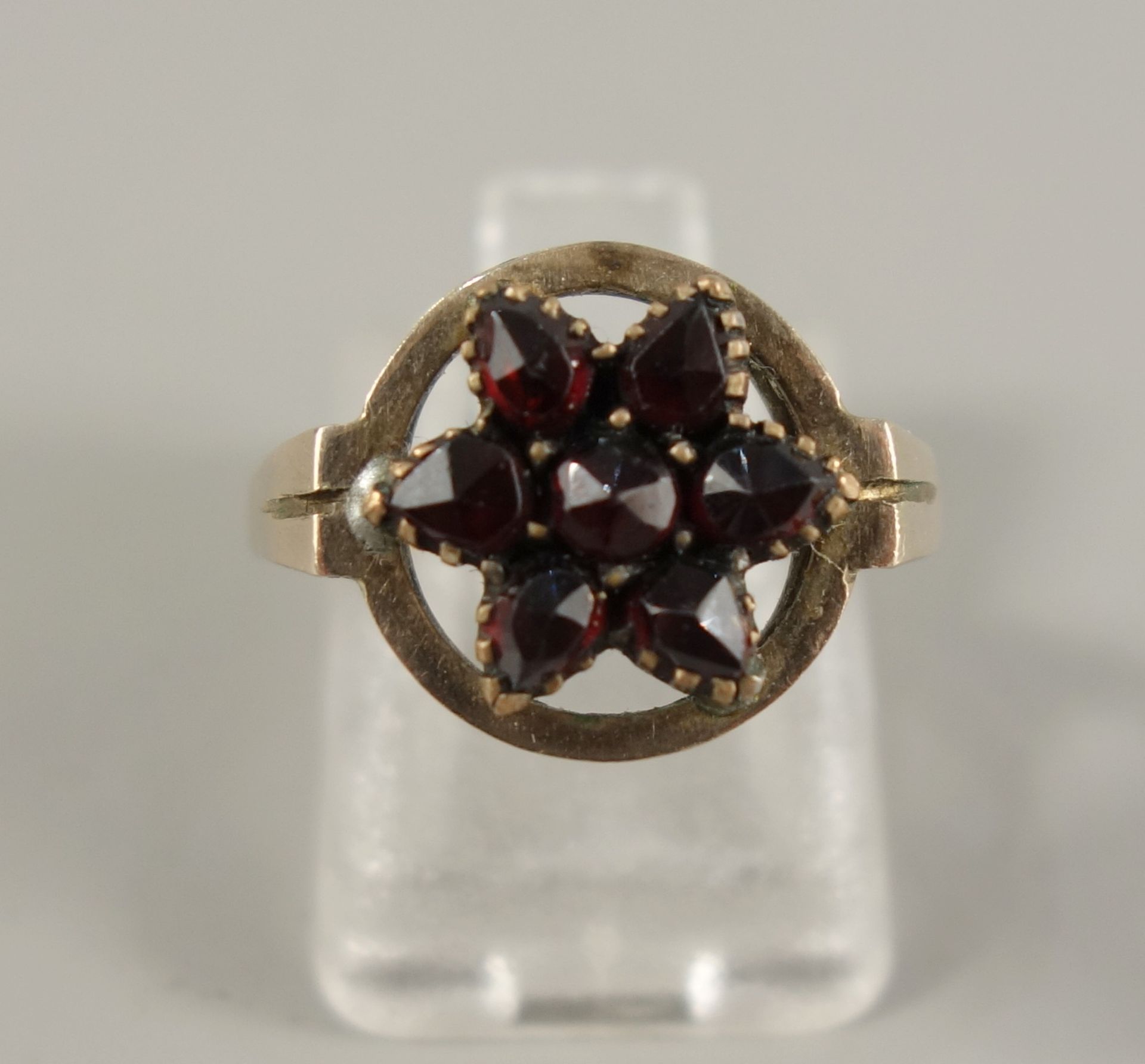 Granatring, 333er Gold, Gew. 2,81g, sternförmig gefasste Granatsteine auf Ringkopfkreis, U.51 - Bild 2 aus 2