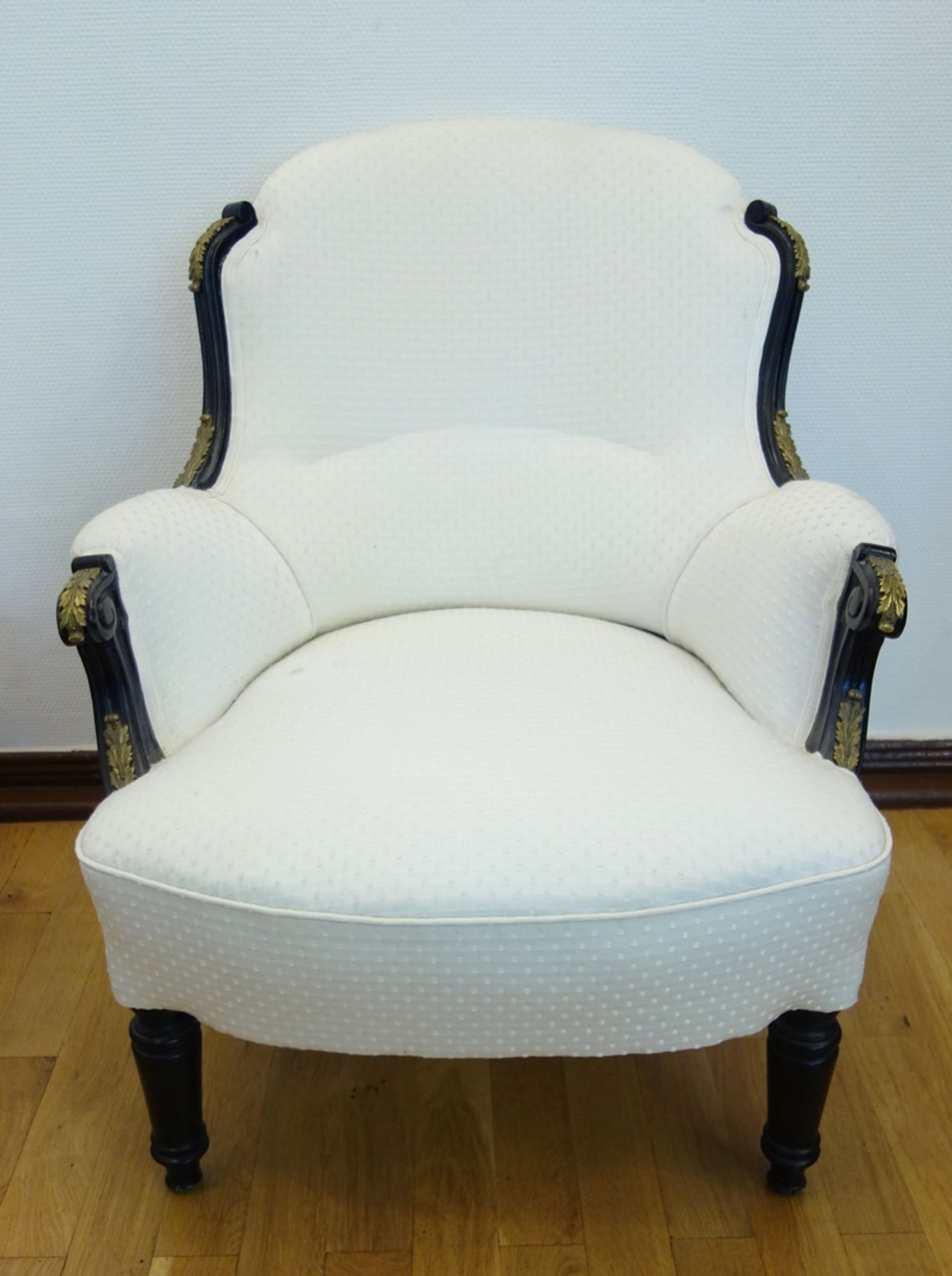 Paar Fauteuils, im Stil Louis XVI, um 1880, schwarz gelackt mit Messingapplikationen, neu bezogen, - Bild 3 aus 5