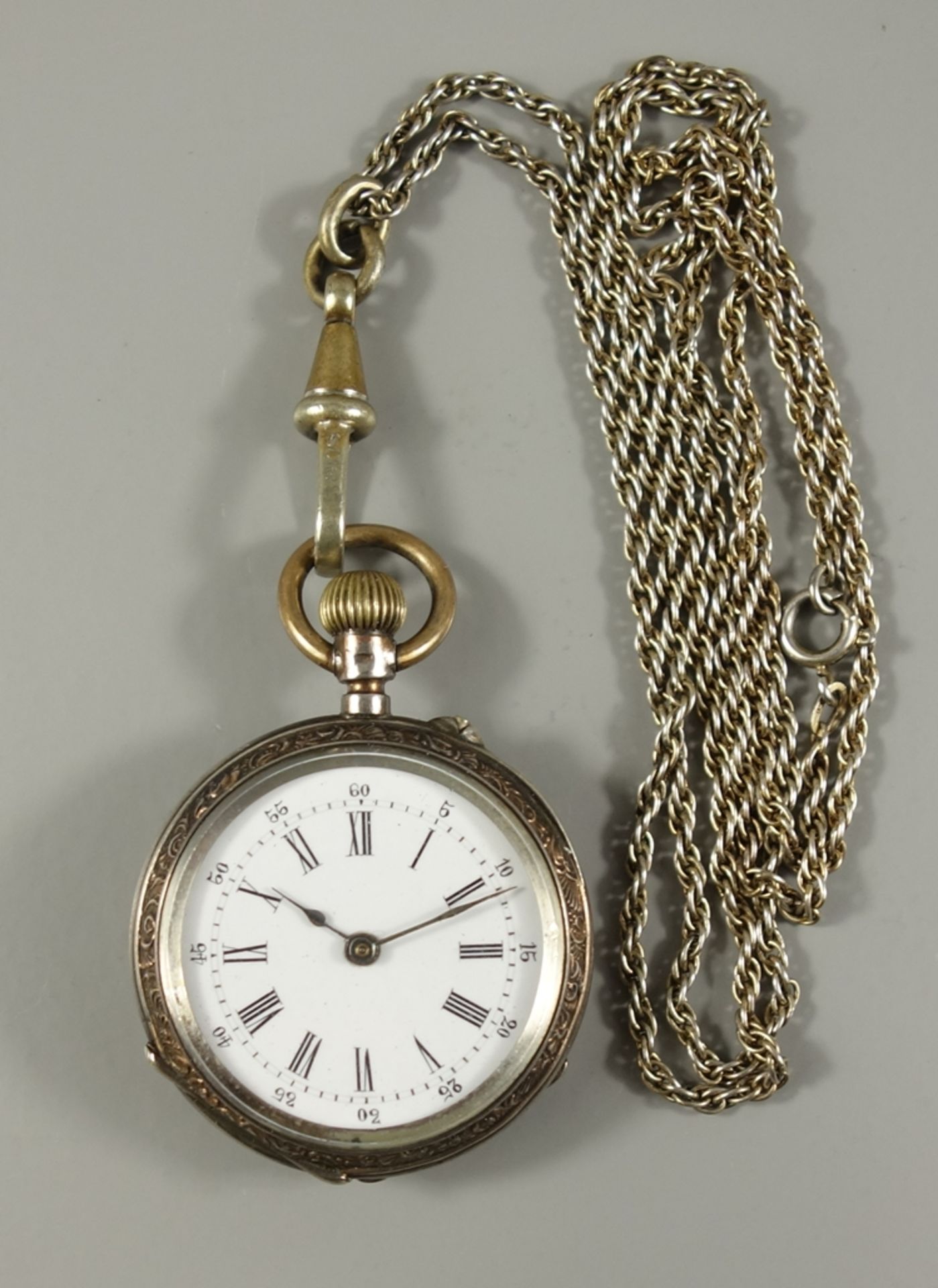 silberne Damenumhängeuhr mit Uhrenkette, um 1890, Silber 800/1000, emailliertes Zifferblatt mit