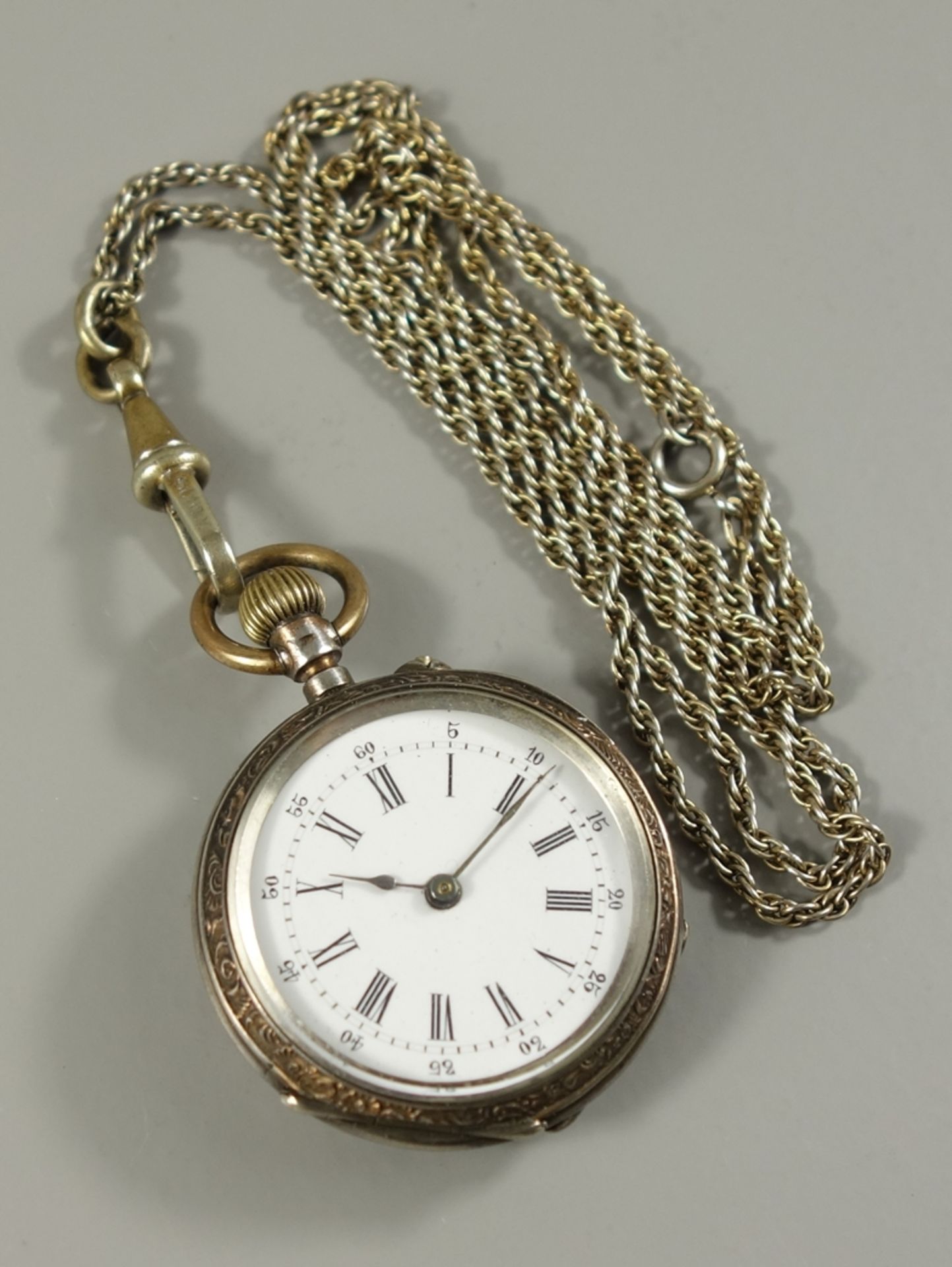 silberne Damenumhängeuhr mit Uhrenkette, um 1890, Silber 800/1000, emailliertes Zifferblatt mit - Bild 2 aus 3