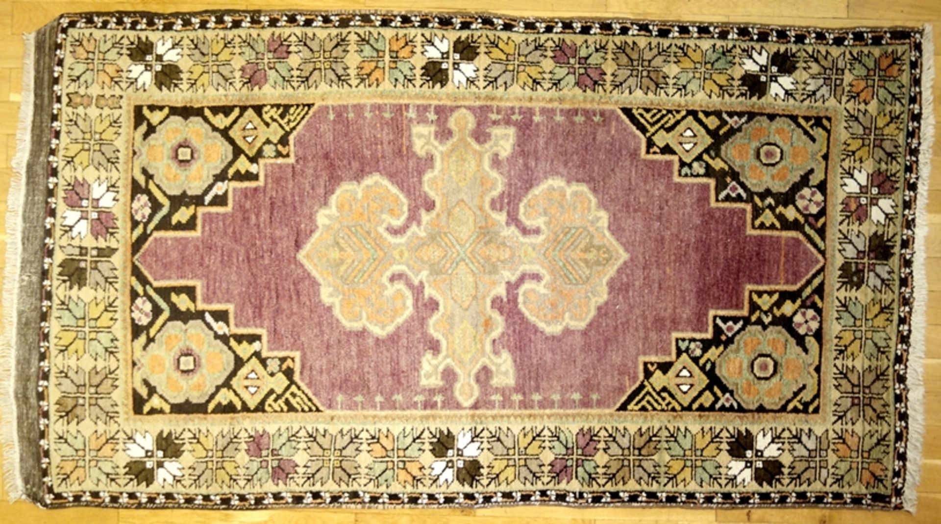 Teppich, Anatol, Grundfarbe violett, Maße: 185*80cm, Gebrauchsspuren Carpet, Anatol, basic color