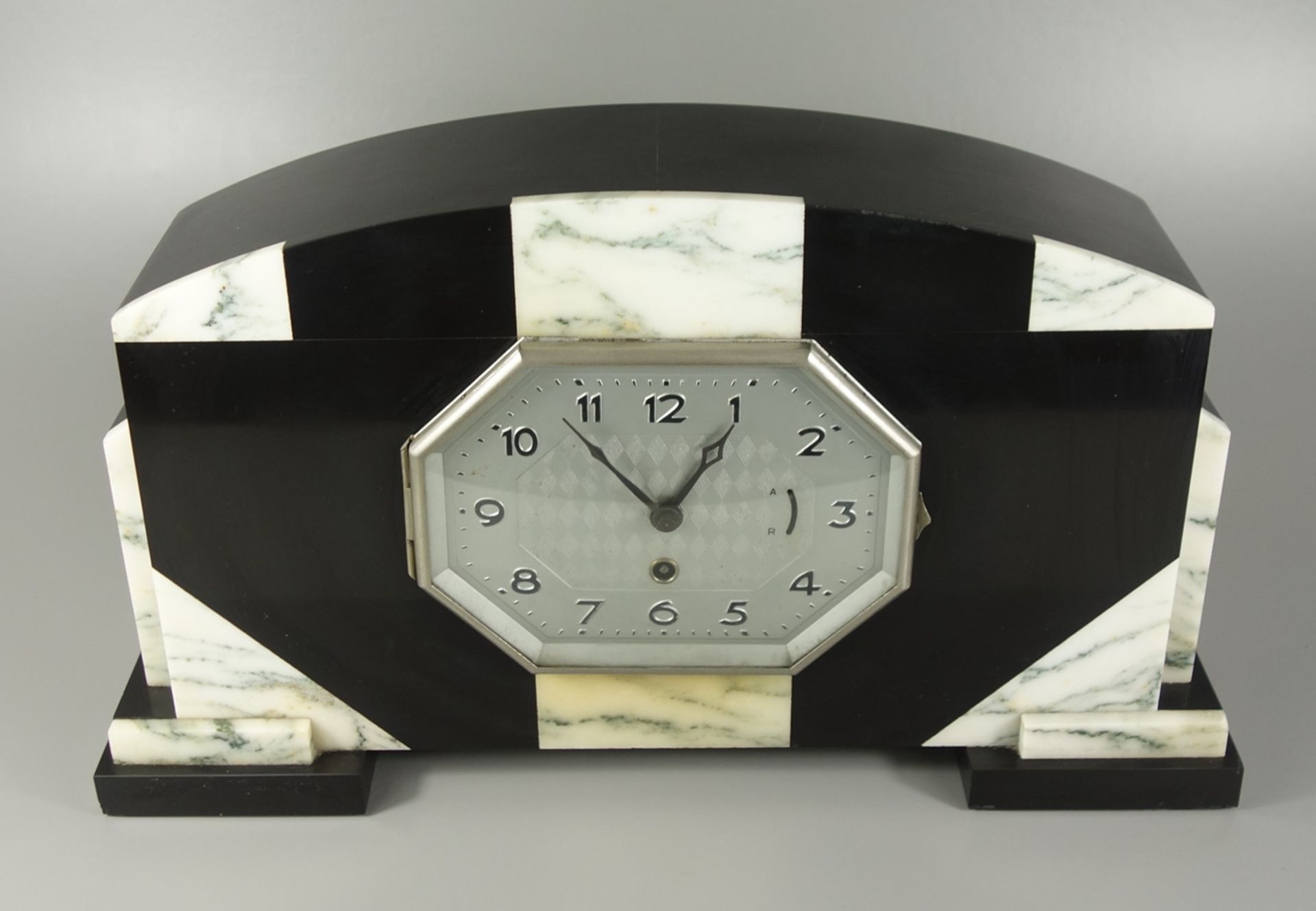 Art-Déco-Uhr mit Beistellern, Frankreich, um 1930/40, geometrisches, zweifarbiges - Bild 4 aus 4