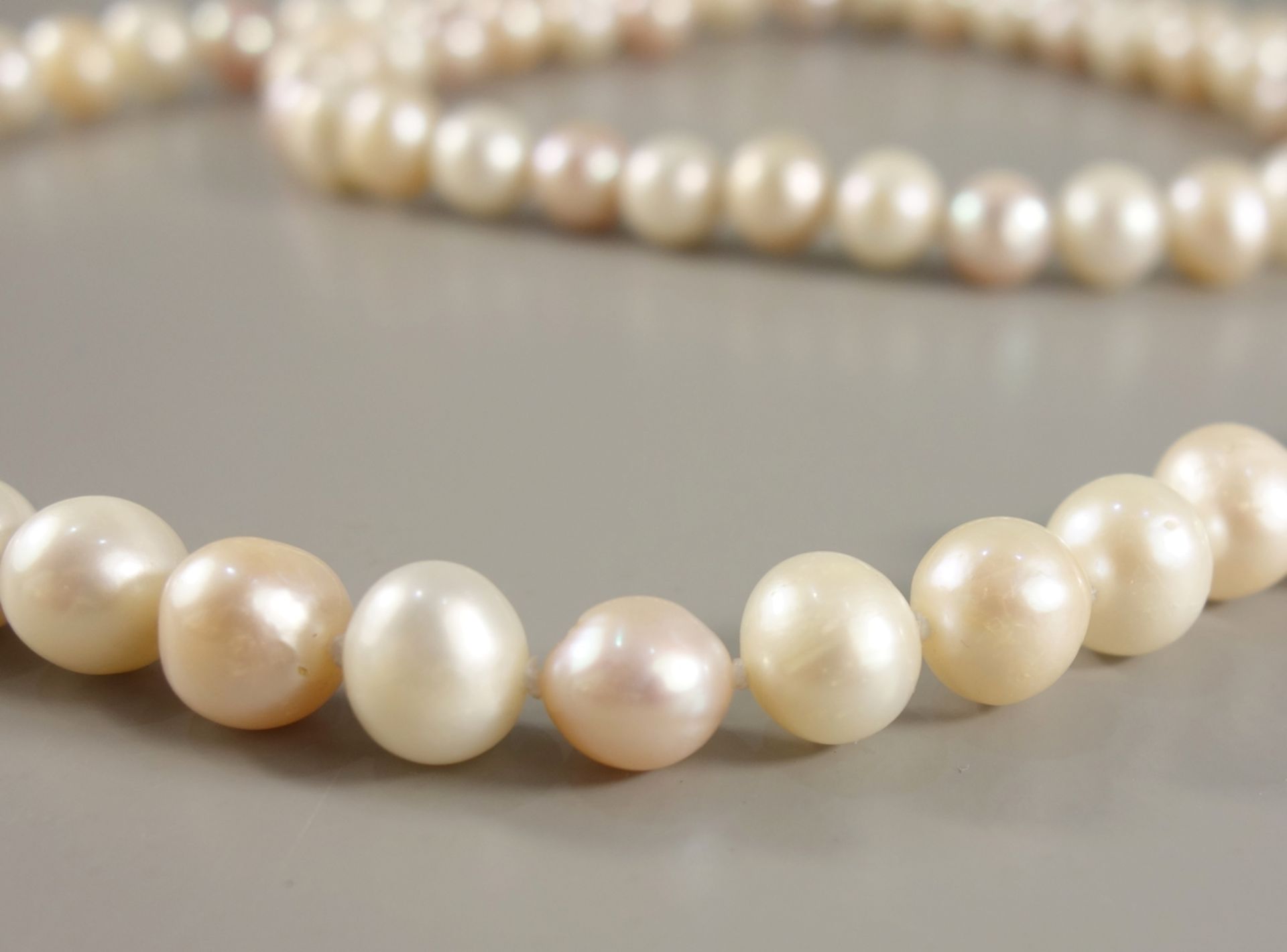 Perlenkette mit weißen und rosé schillernden Perlen, Einzelverknotung, Perlen-D.ca.8,5mm, - Bild 2 aus 2