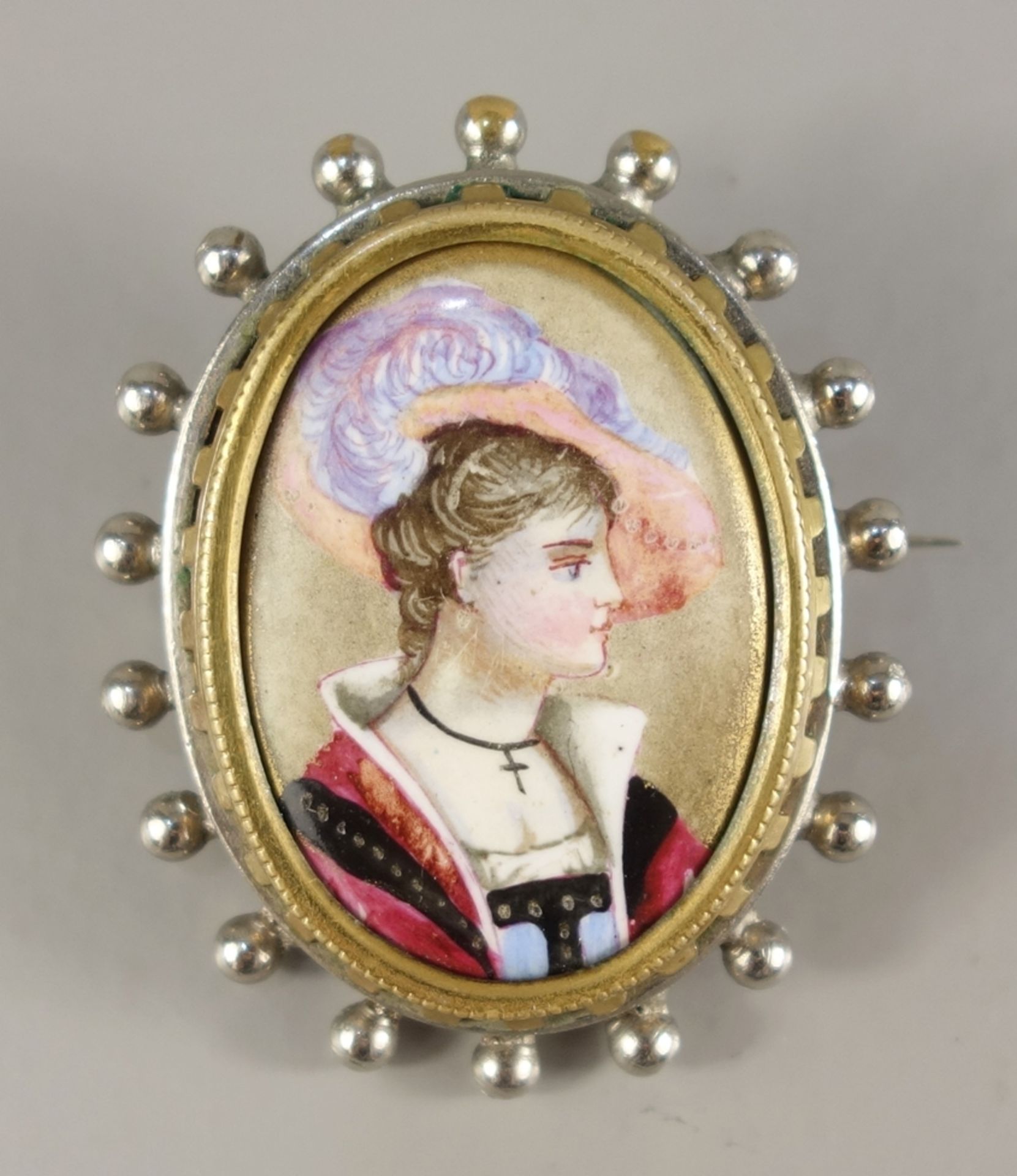 Brosche mit Frauenporträt, Handmalerei, um 1890, Messing, versilbert, ovales Porträt in