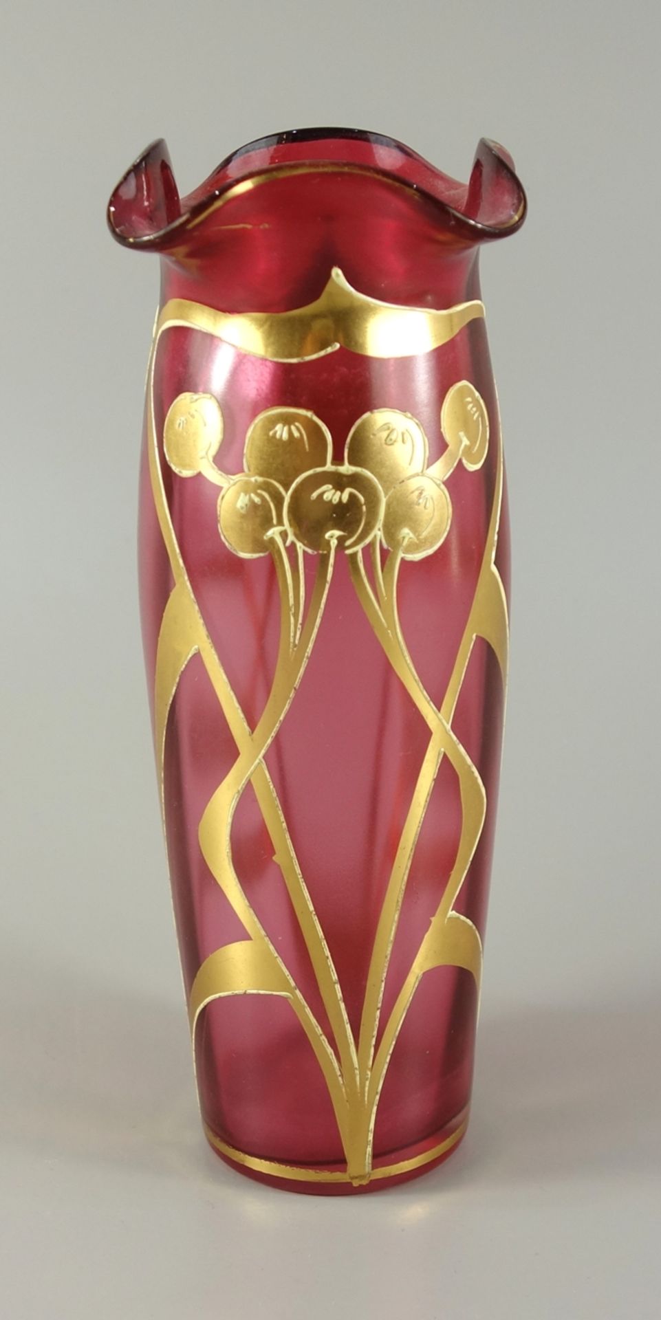 Vase, Jugendstil, Süddeutschland, um 1900, rosa Glas mit floralem Golddekor, gewellte Mündung,