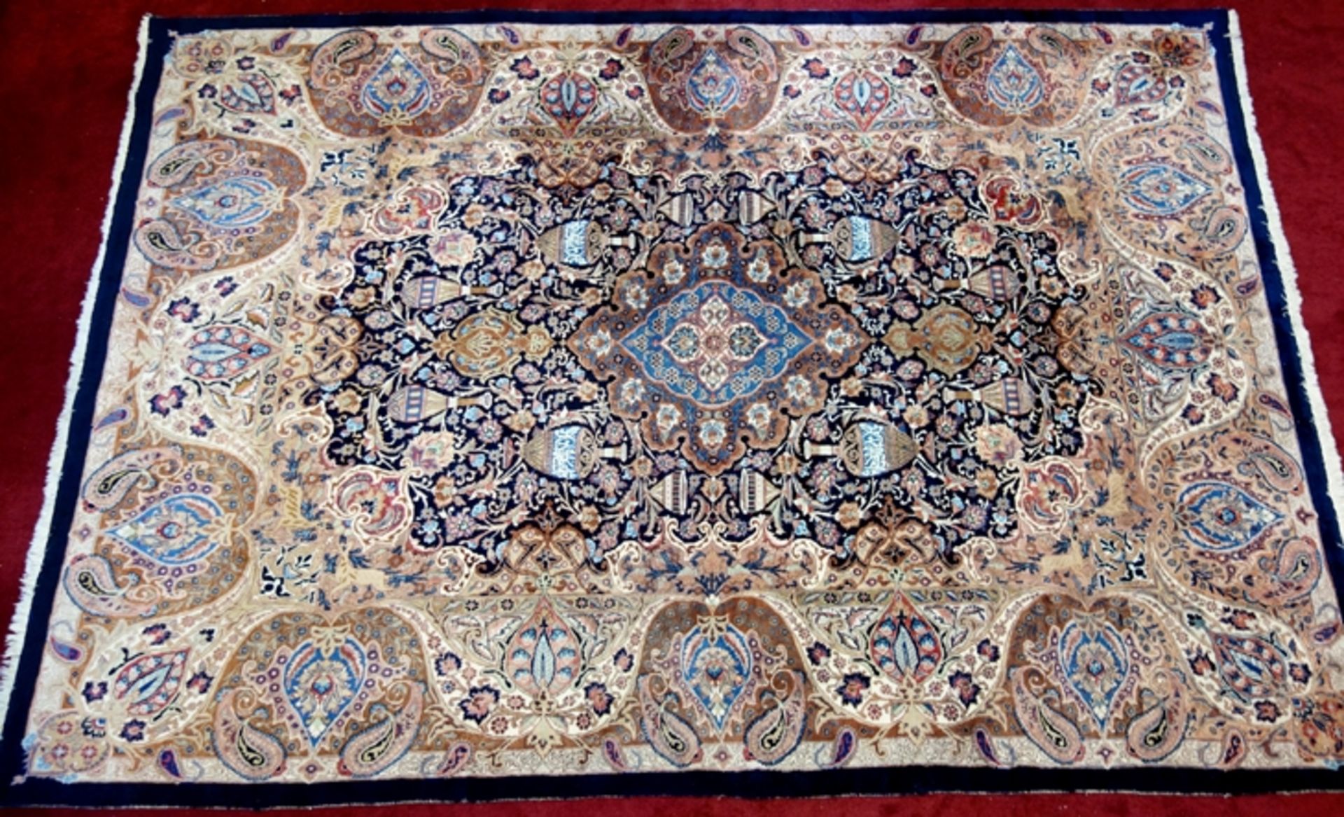 Teppich, Kashmar, mit Vasenmotiven, Maße: 240*360cm, Gebrauchsspuren