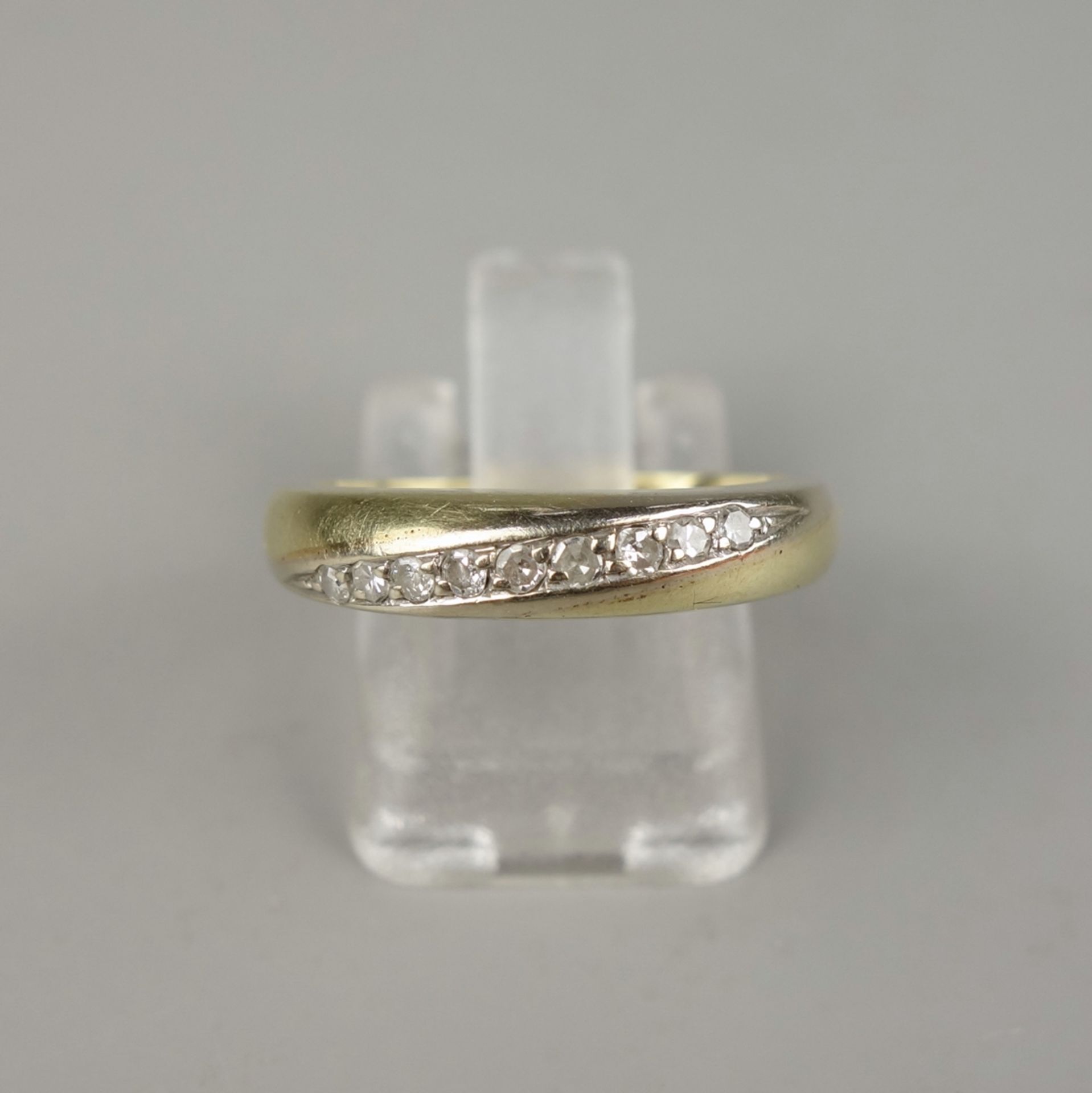 Ring mit 9 Brillanten, 585er Gold, Gew.3,19g, in Ringschiene eingearbeitet, tot - Bild 2 aus 2