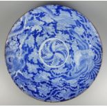 große Arita -Platte, Taishō-Zeit, Japan, unterglasurblaue Bemalung mit Phoenix,