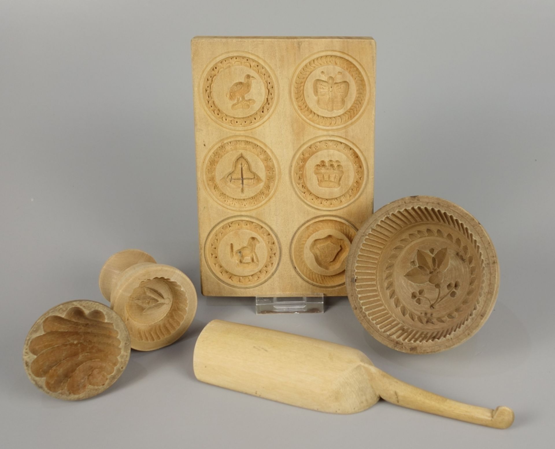Konvolut 4 Modeln und kleine Schaufel, Holz, 3 Butter-Model, D.5cm5,3cm und 8,6