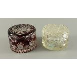 2 runde Deckeldosen, um 1920, einmal farbloses Kristallglas mit Rautenschliff;