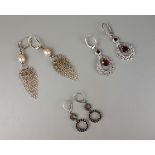 3 Paar Ohrringe, 925er Silber mit Mosambik- Granat, Süsswasserperle und Spinell