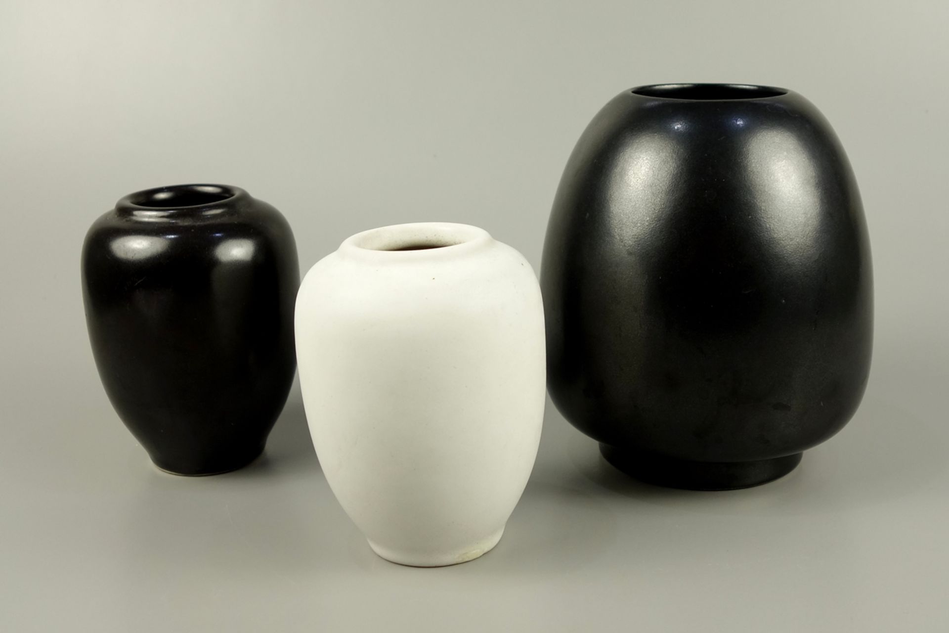 3 Vasen, Studiokeramik, Jan Bontjes van Beek (1899-1969), 1950er Jahre, Boden j