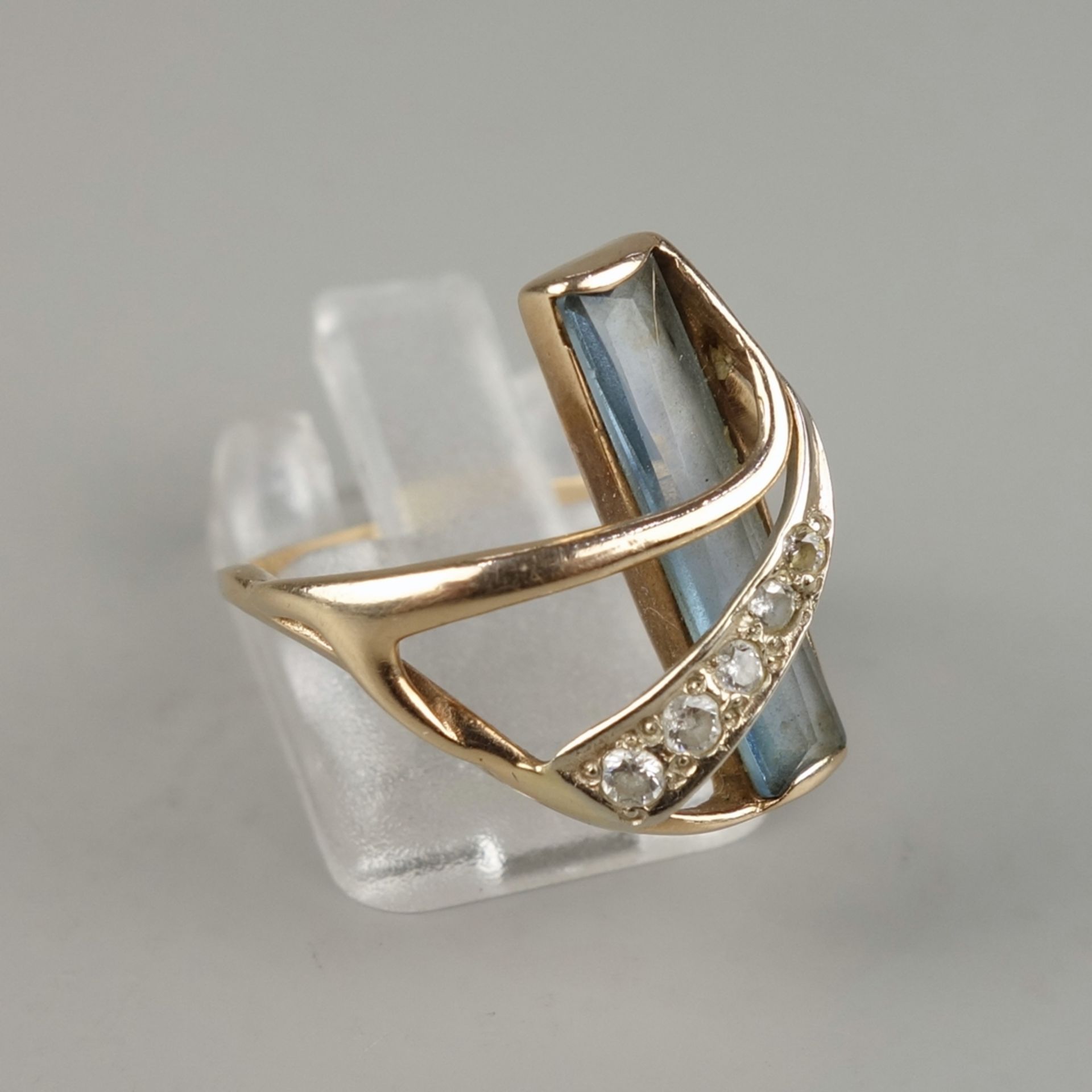 Ring mit stabförmigem Edelstein und Zirkonias, 585er Gold (gepr.), Gew.3,47g, v