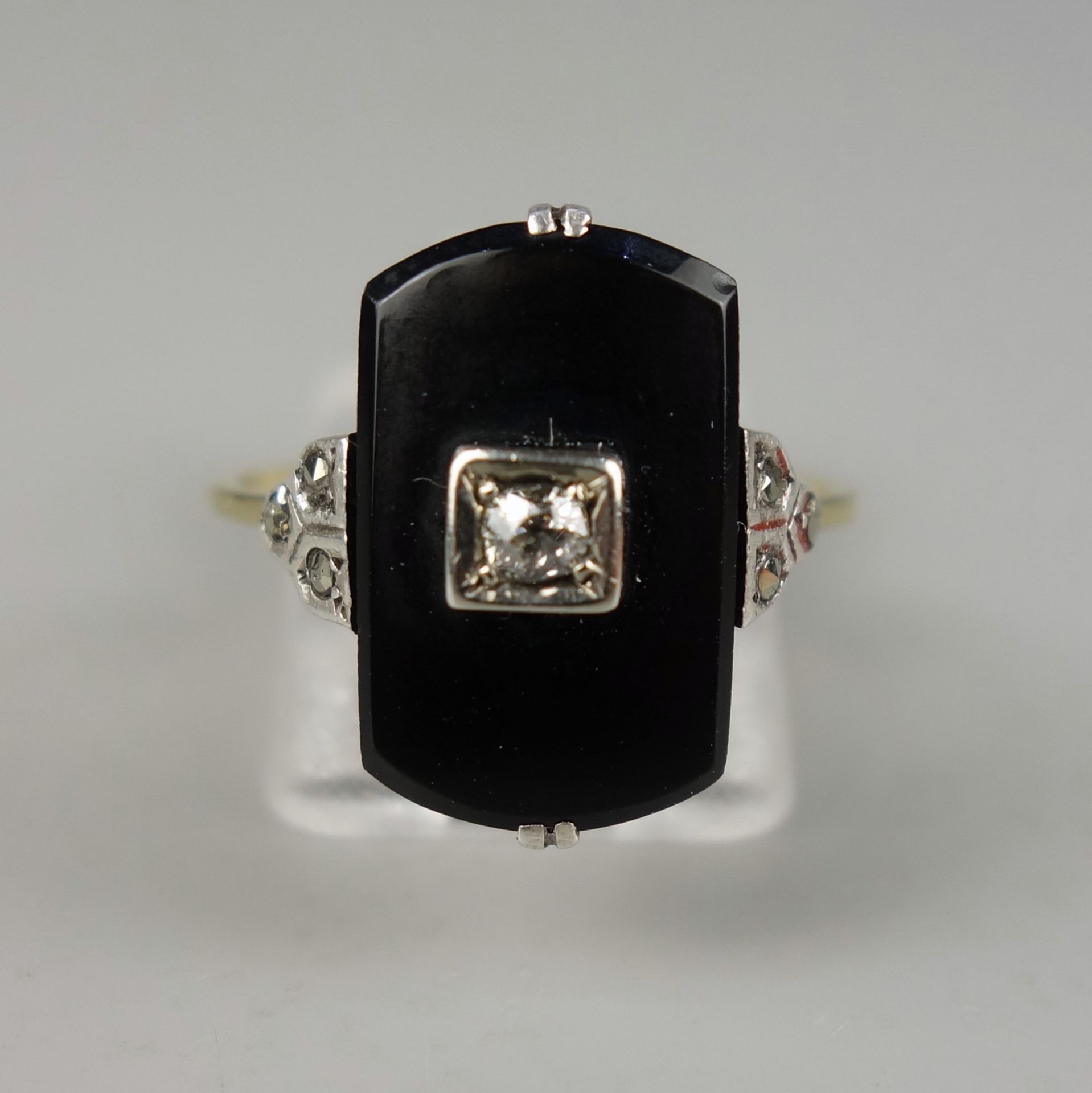 Ring mit Onyx und Brillant, 333er Gold (8ct), Art Déco, 1930er Jahre, Gew.3,30g