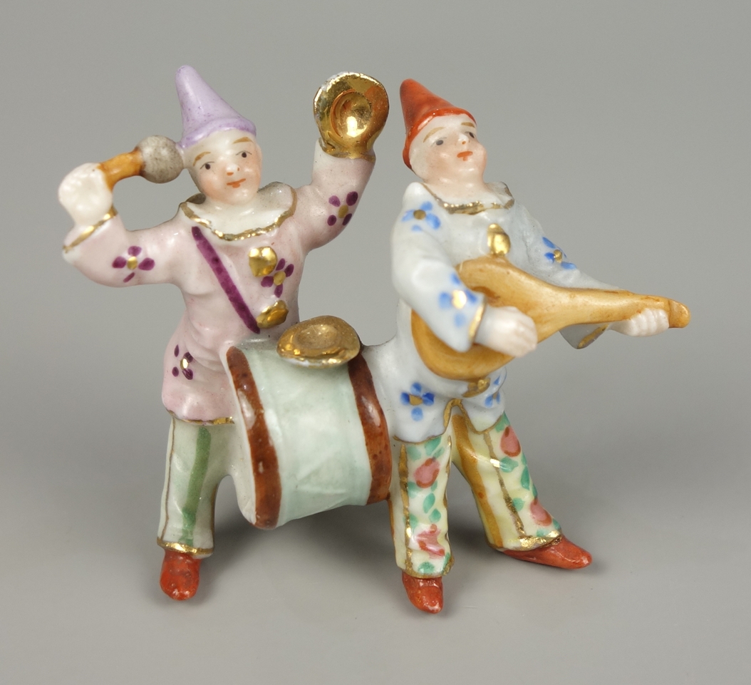 Miniaturenfigurengruppe "Pierrots", wohl Thüringen, um 1920, polychrom staffier