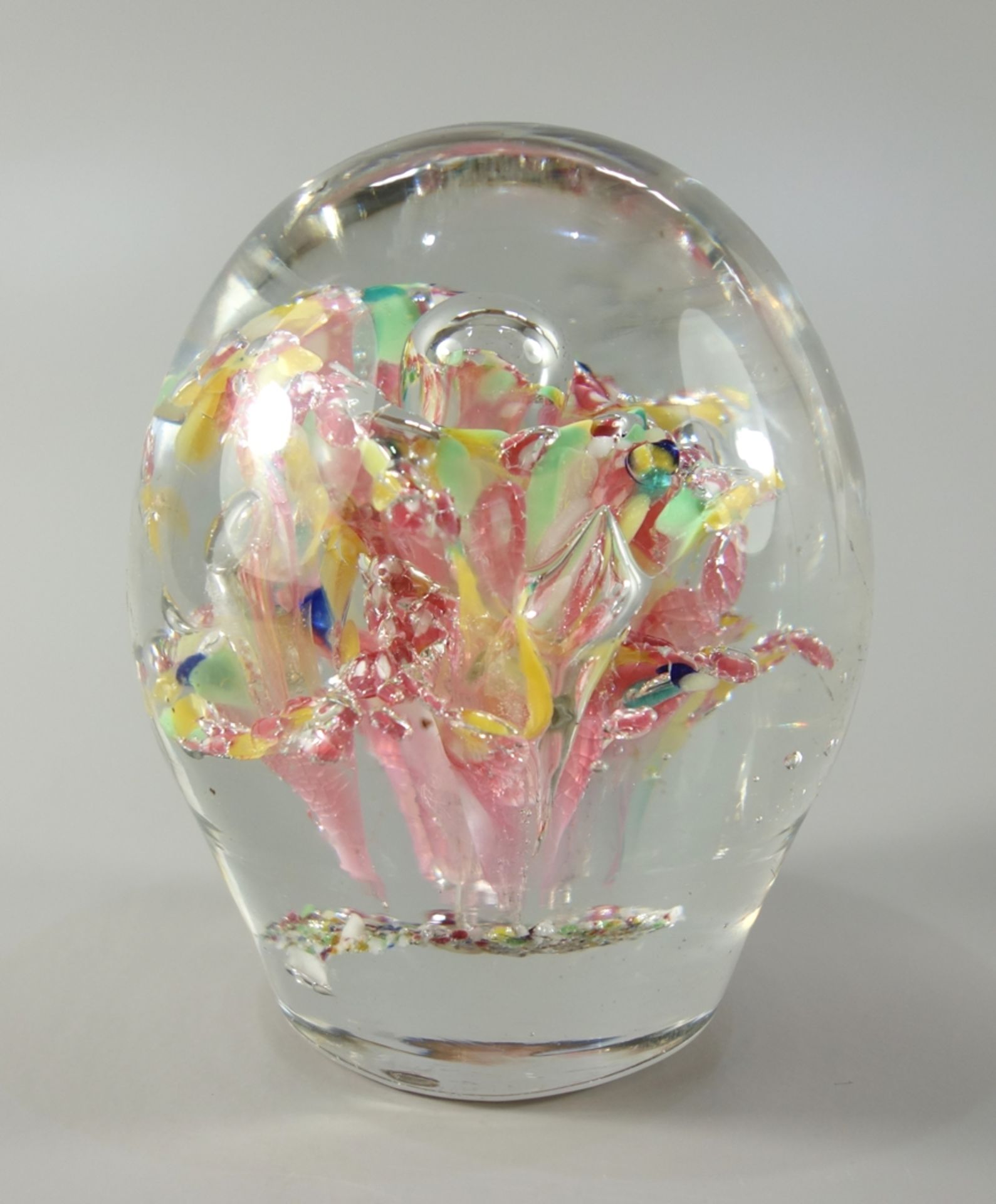 Paperweight, 19. Jh., Klarglas mit eingeschmolzener Blüte und zentraler Luftbla