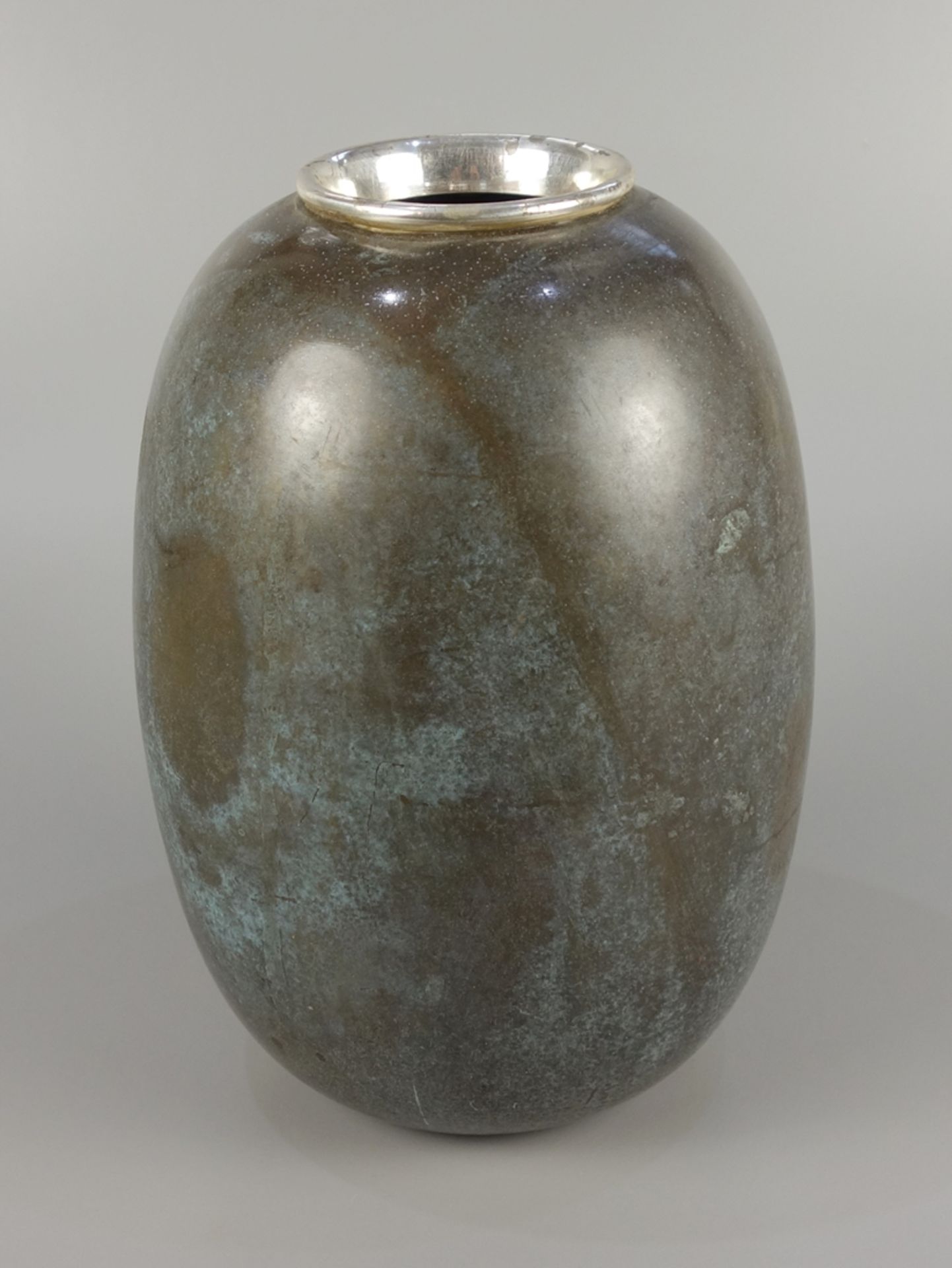 Vase, Art Déco, um 1930, patiniertes Kupfer, wulstige Silbermündung, leicht geb