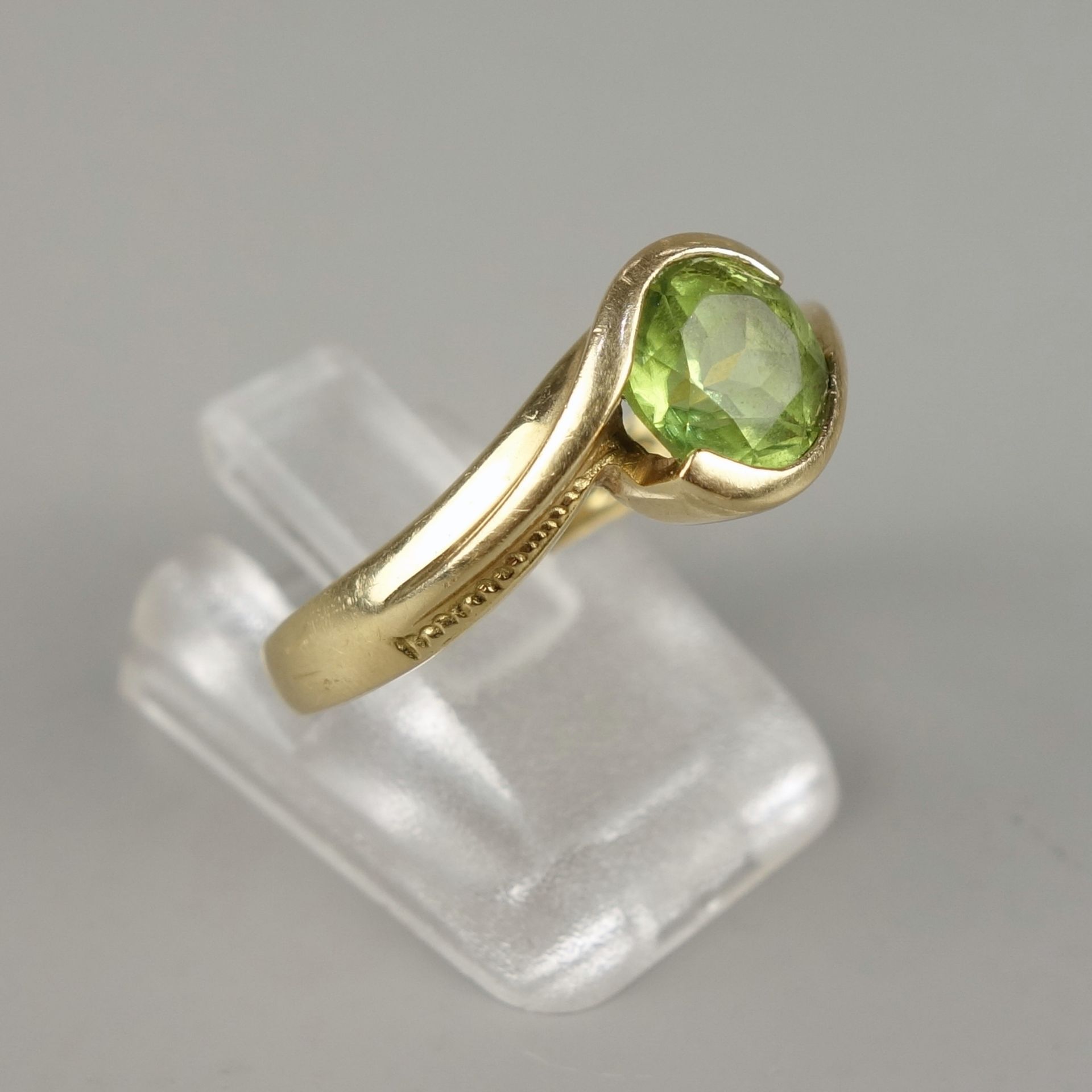 Ring mit Peridot, 750er Gold, Gew.4,93g, runder, facettierter Stein, seitlich o