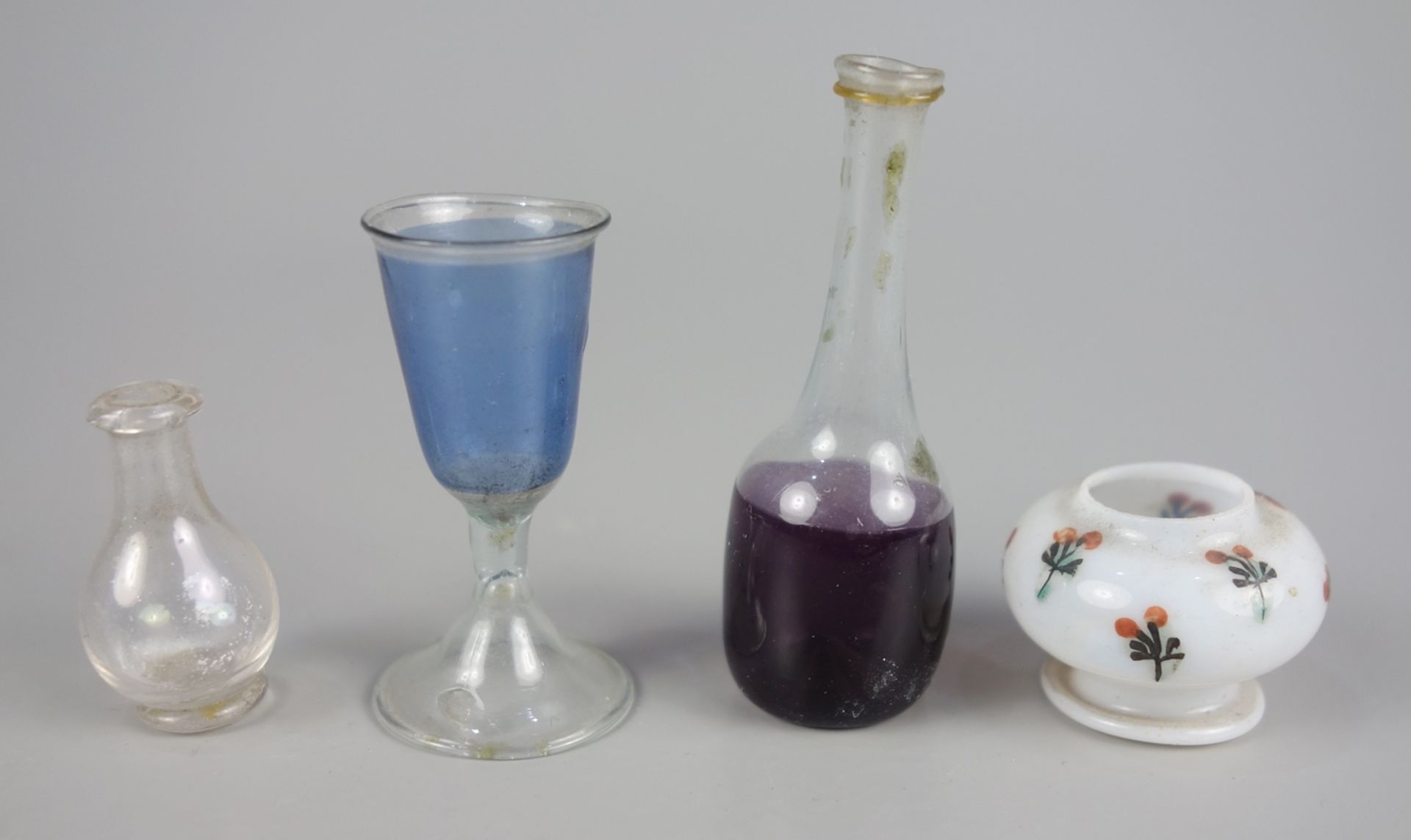 Puppenstubenserviceteile, Lauscha, 19.Jh., 3 Vsen und ein Glas, H.von 1,7cm bis - Image 3 of 3