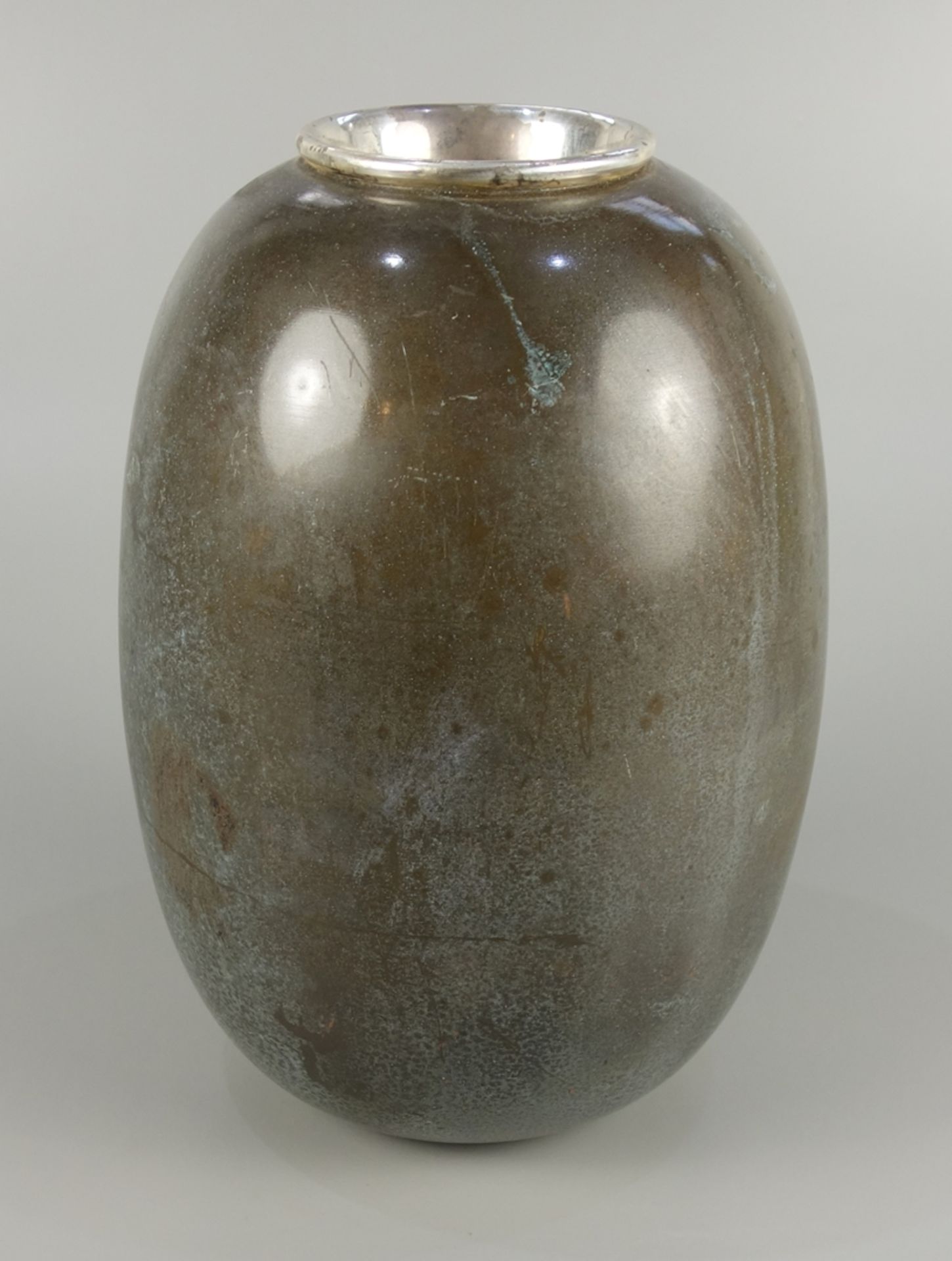 Vase, Art Déco, um 1930, patiniertes Kupfer, wulstige Silbermündung, leicht geb - Image 2 of 2