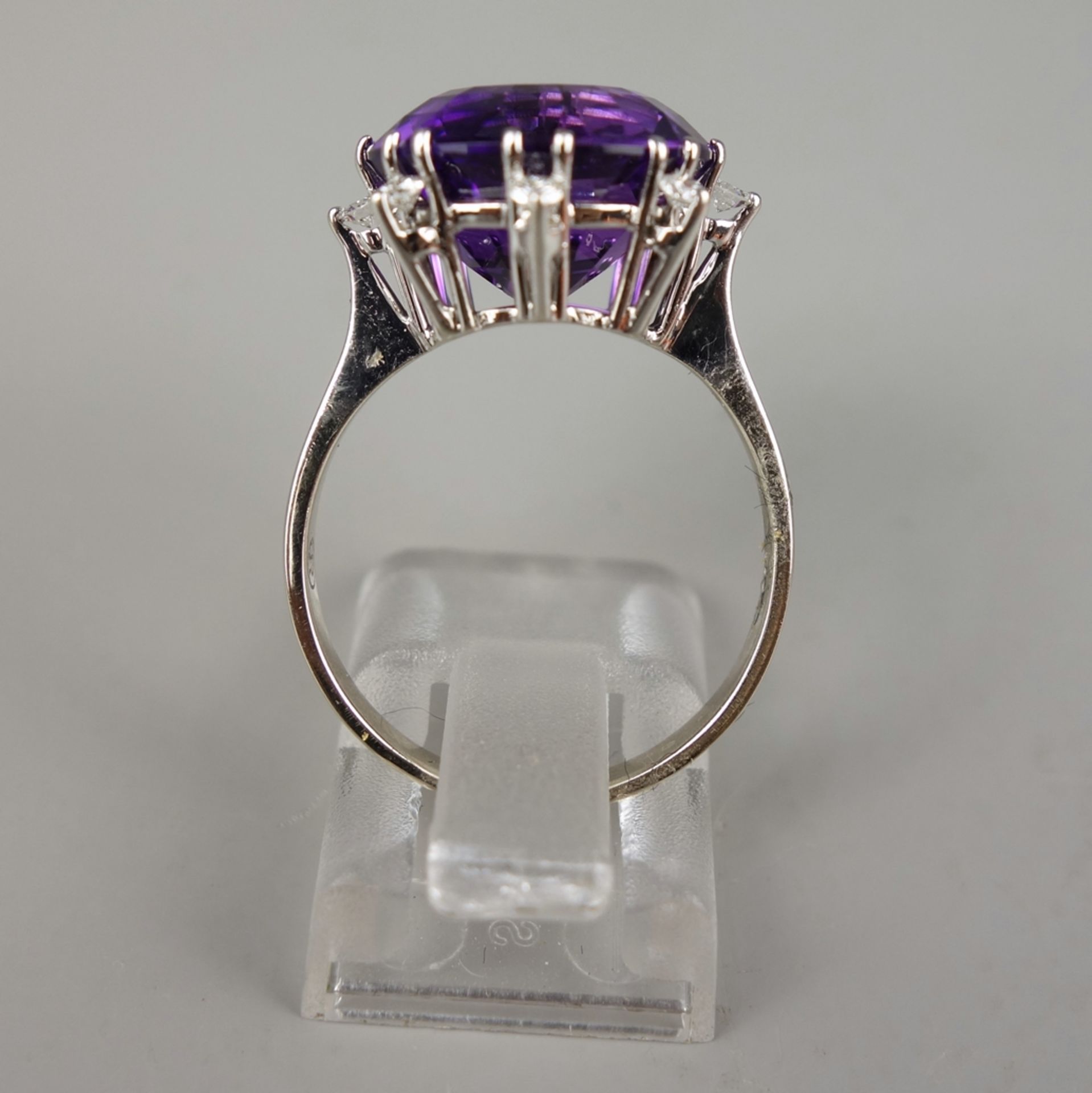 Ring mit Amethyst und 8 Brillanten, 585er Gold, Gew.5,06g, runder, facettierter - Bild 3 aus 3