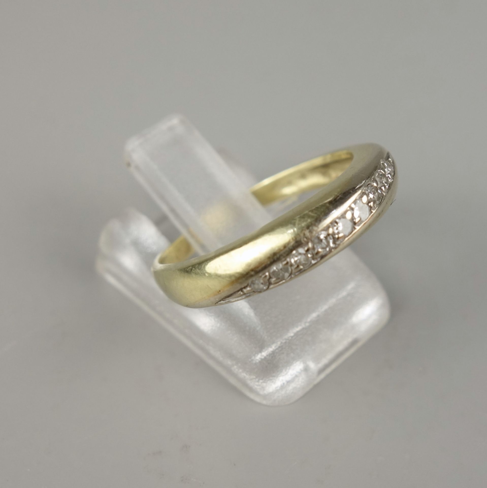 Ring mit 9 Brillanten, 585er Gold, Gew.3,19g, in Ringschiene eingearbeitet, tot