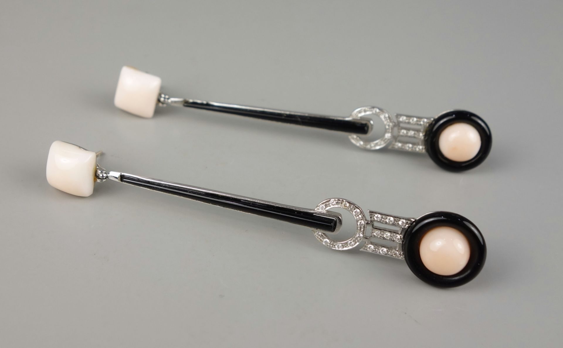 Paar Ohrringe mit Onyx, Engelshautkorallen und Brillanten, 750er Weißgold, im A - Bild 2 aus 2