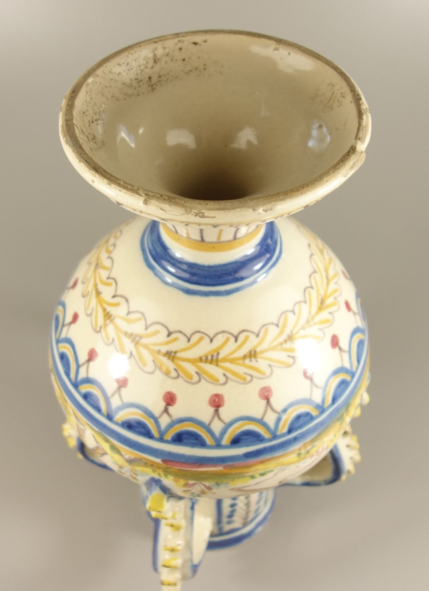 Vierhenkel-Vase, Spanien, 19.Jh., Fayence, Henkel mit aufgearbeiteten Wellenbän - Bild 5 aus 5