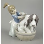 Mädchen-Figur "Hundebad", Lladro, Spanien, Form-Nr.5455, pastellfarben staffier