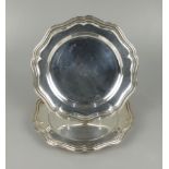 2 runde Platten mit gewelltem Rand, Eduard Wollenweber, München, 800er Silber,