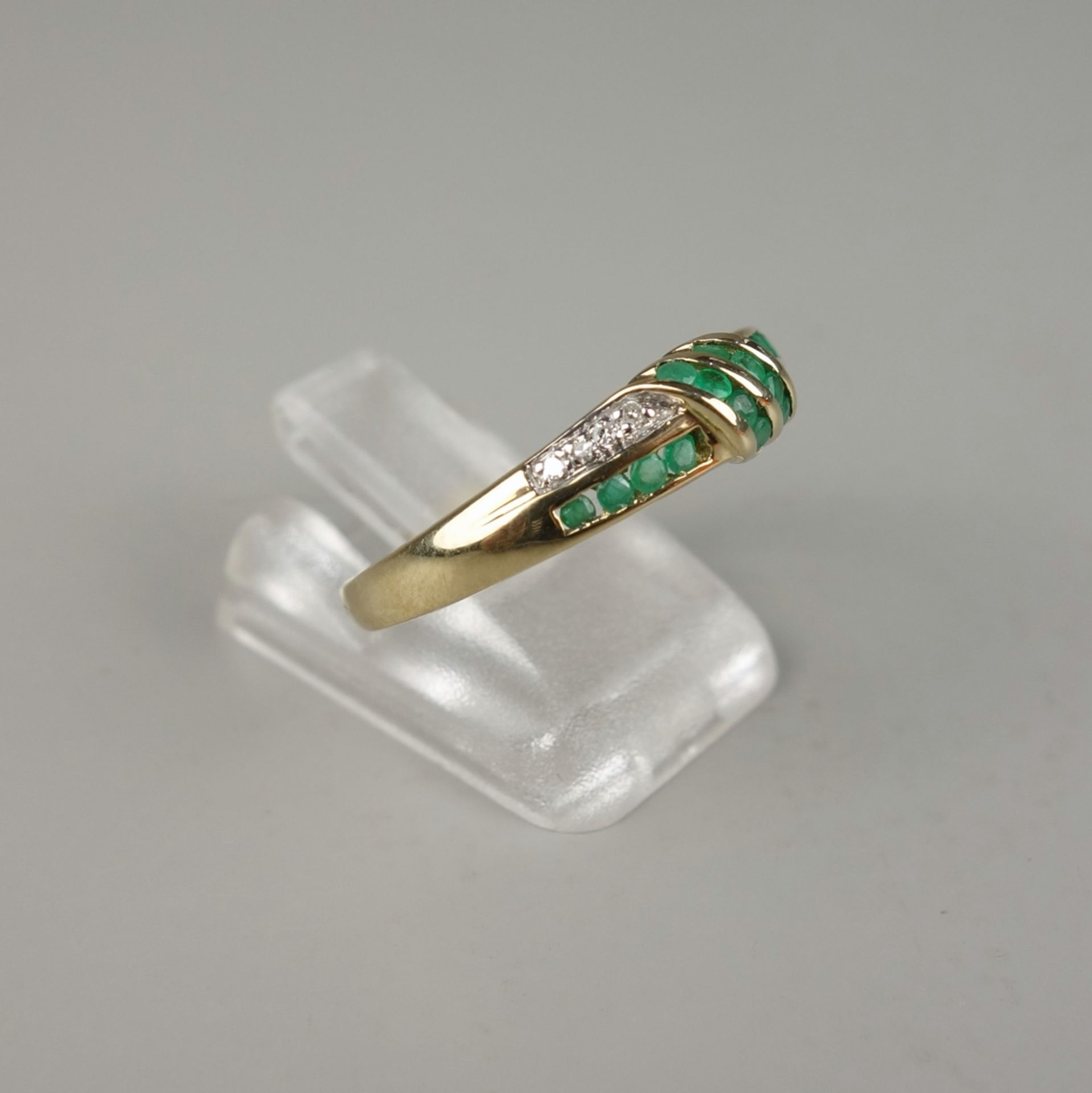 Ring mit 8 Brillanten und 16 Smaragden, 375er Gold, Gew.1,74g, Brillanten, tota