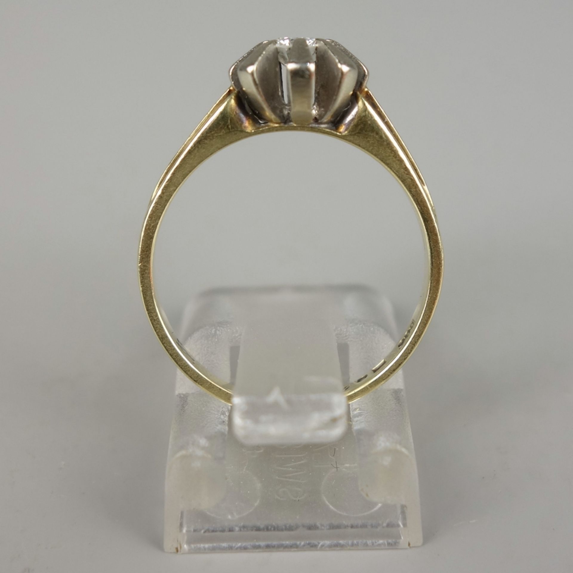 Ring mit Brillant, 585er Gold, Gew.3,58g, Brillant in strahlenförmiger Krappenf - Bild 3 aus 3