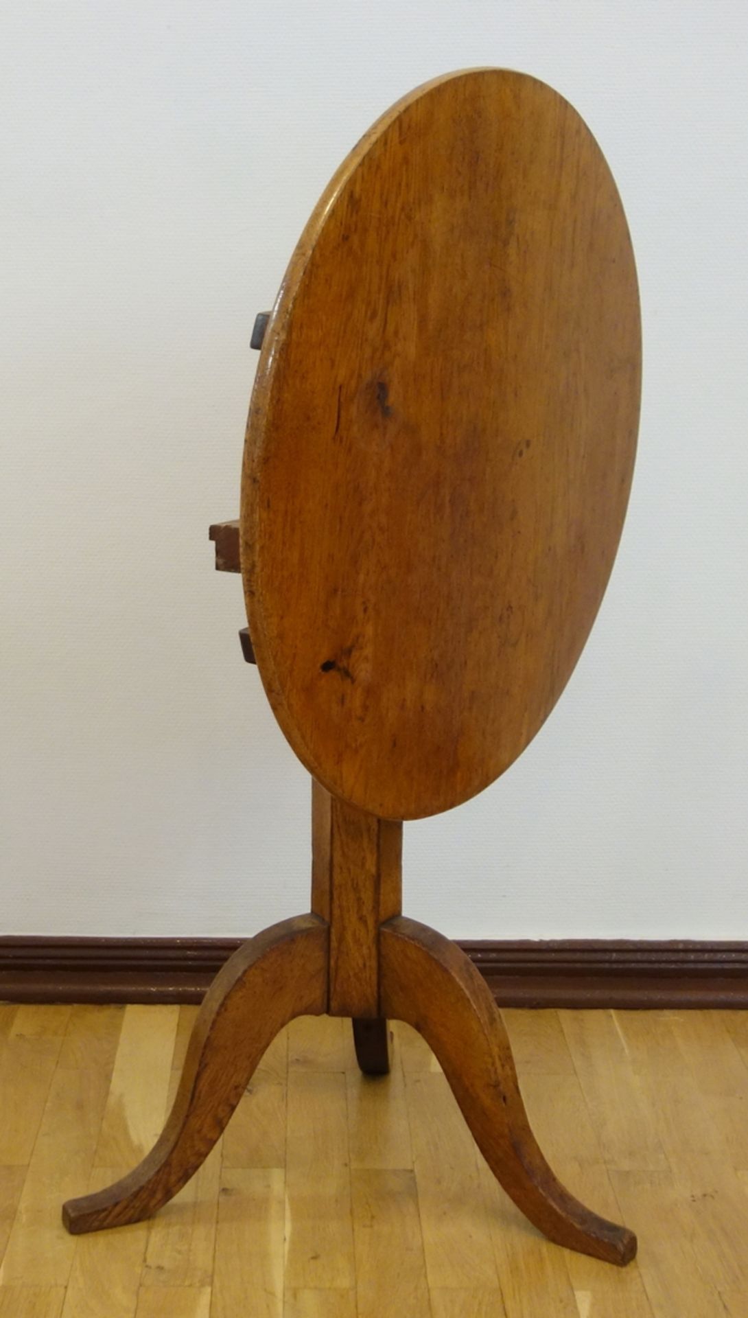 klappbarer, runder Tisch, um 1870, Esche, dreifüßiger, geschweifter Stand mit M - Image 2 of 4