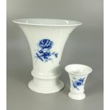 2 Vasen, Dekor Lottine, Fürstenberg, 2.Hälfte 20.Jh., kobaltblaues Blumendekor