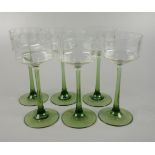 6 Weingläser mit grünem Schaft, Jugendstil um 1910, Klarglaskuppa mit umlaufend