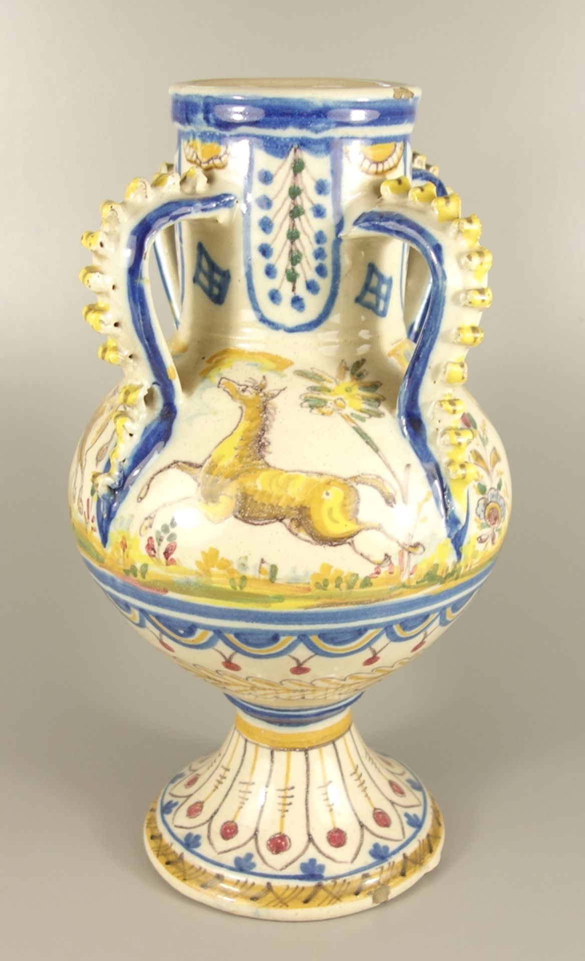 Vierhenkel-Vase, Spanien, 19.Jh., Fayence, Henkel mit aufgearbeiteten Wellenbän - Bild 2 aus 5