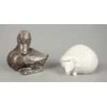 2 Tierfiguren: Igel, Hutschenreuther Porzellan und Ente, Keramik: Igel, Entwurf