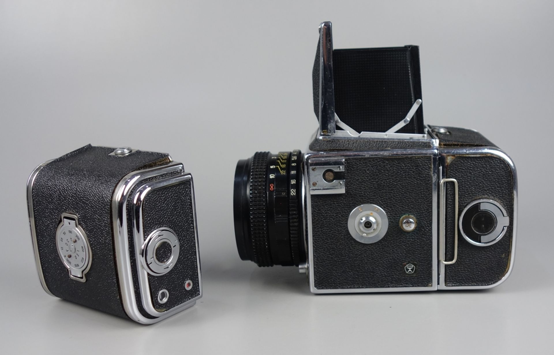 Mittelformatkamera "Kiev 88", mit Objektiv 1:2,8/80mm, in Original-Tasche mit Z - Bild 4 aus 6