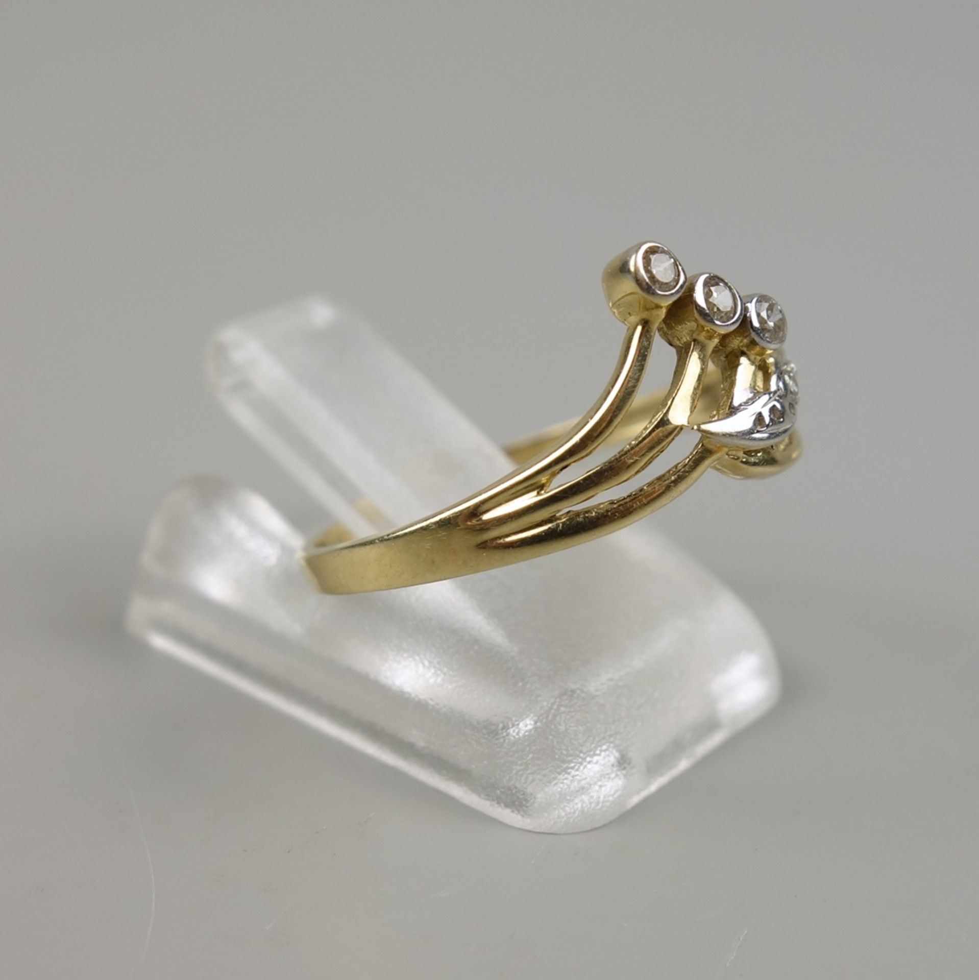 Ring mit 4 Zirkonias, 585er Gold, Gew.1,53g, floral gestalteter Ringkopf, U.54