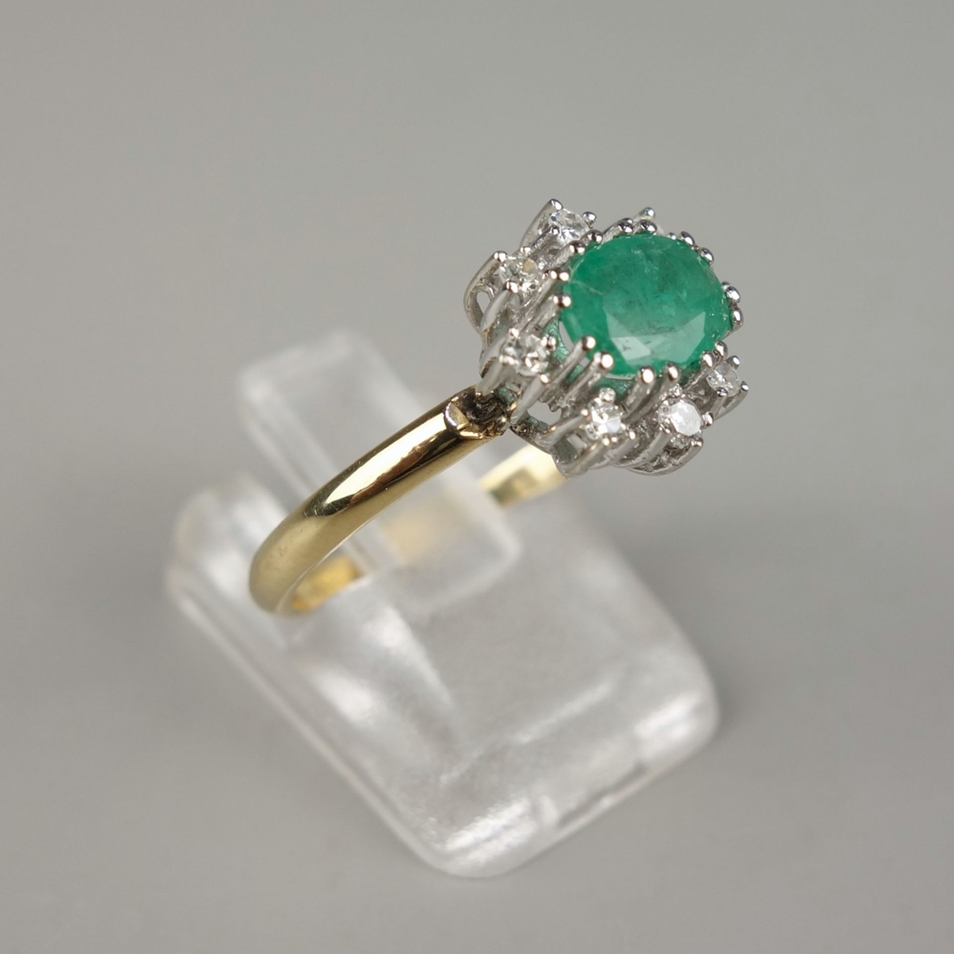 Ring mit Smaragd und 8 Brillanten, 750er Gold, Gew.3,40g, zentraler, ovaler, fa