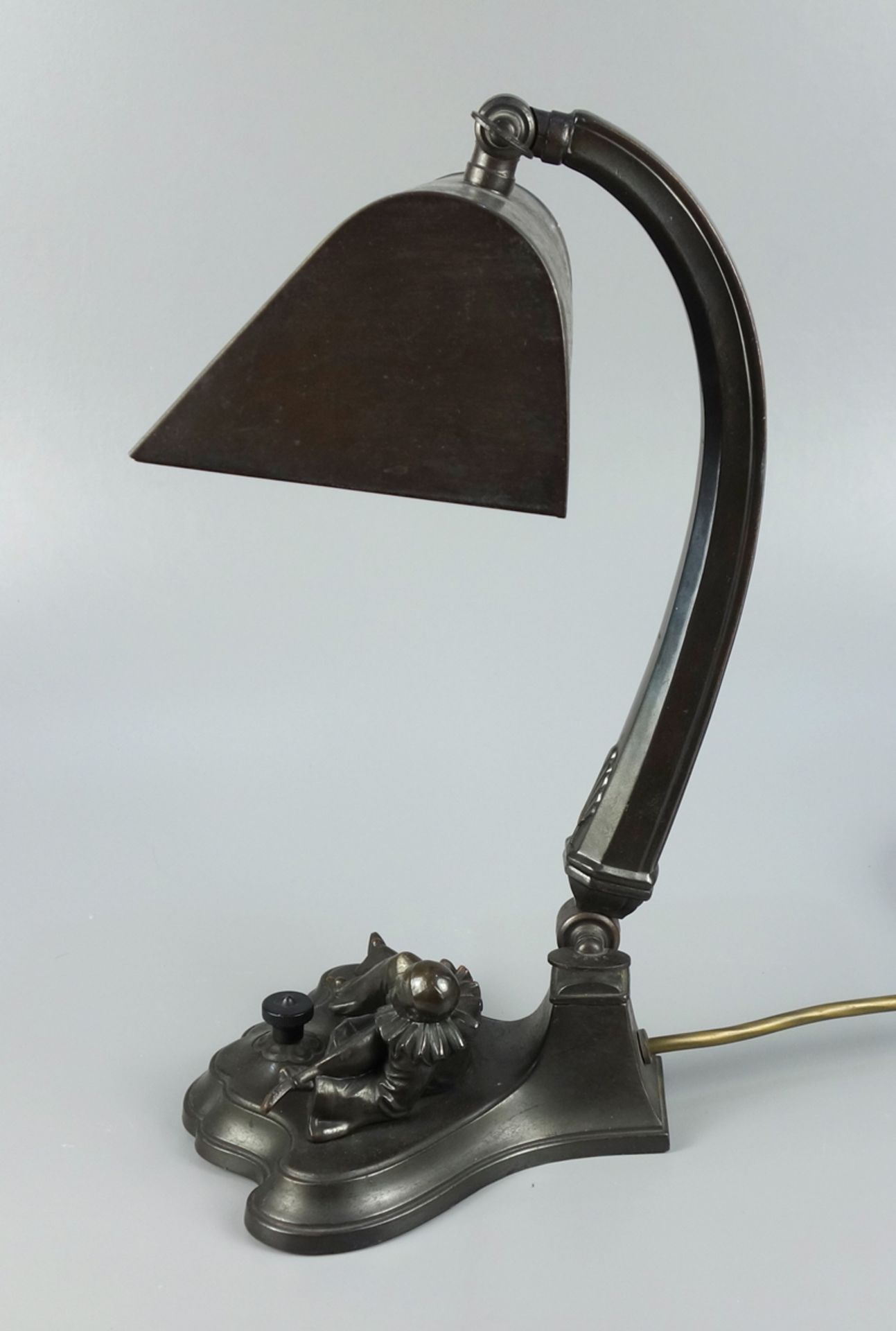 Schreibtischlampe mit Pierrot, um 1930, Spritzguss bronziert, Sockel mit Laute - Bild 2 aus 2