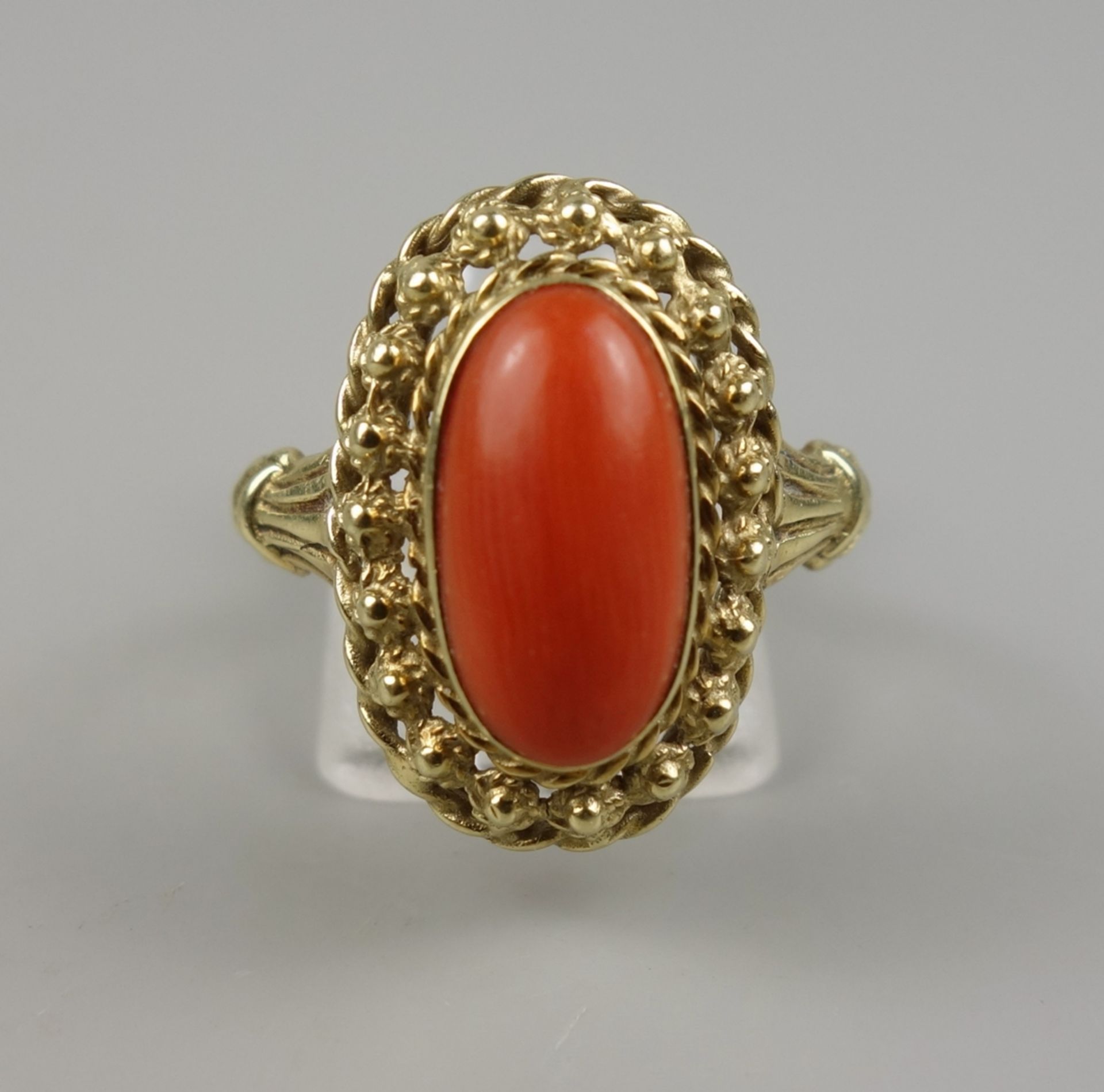 Ring mit Korallen-Cabochon, 585er Gold, Gew.4,17g, ovale Koralle, mit Kordel un