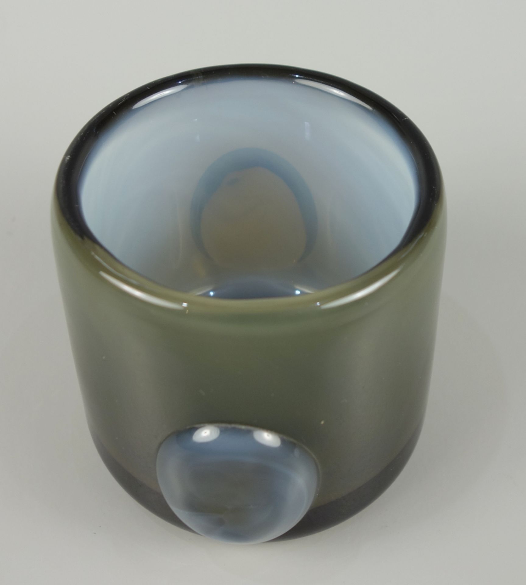 Studioglasvase mit Opalglasaufschmelzung, 20.Jh., H*D 9*8,5cm, plangeschliffene - Bild 2 aus 3
