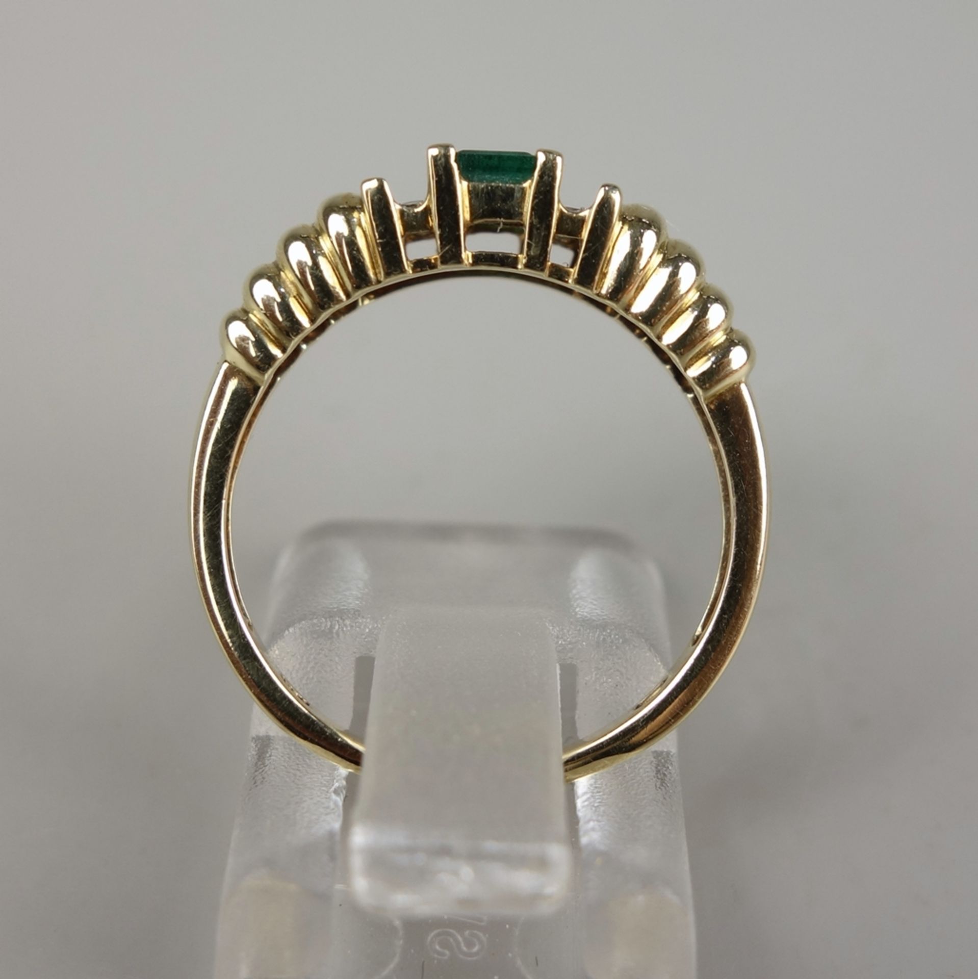 Ring mit 3 Smaragden und 6 Zirkonias, 10ct (417er) Gold, Gew.2,83g, getreppte R - Bild 3 aus 3